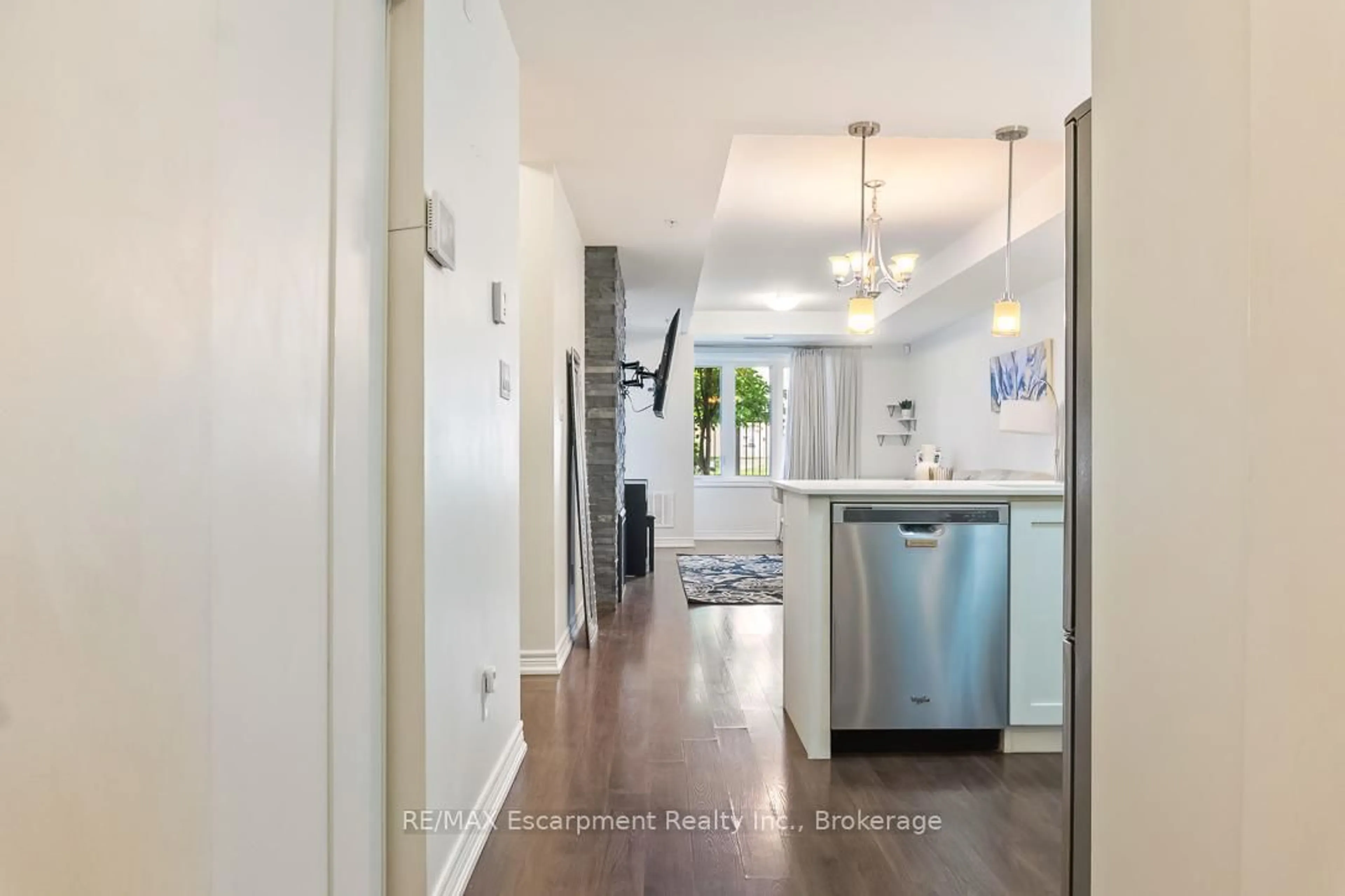 Indoor entryway for 70 Stewart St #101, Oakville Ontario L6K 1X5