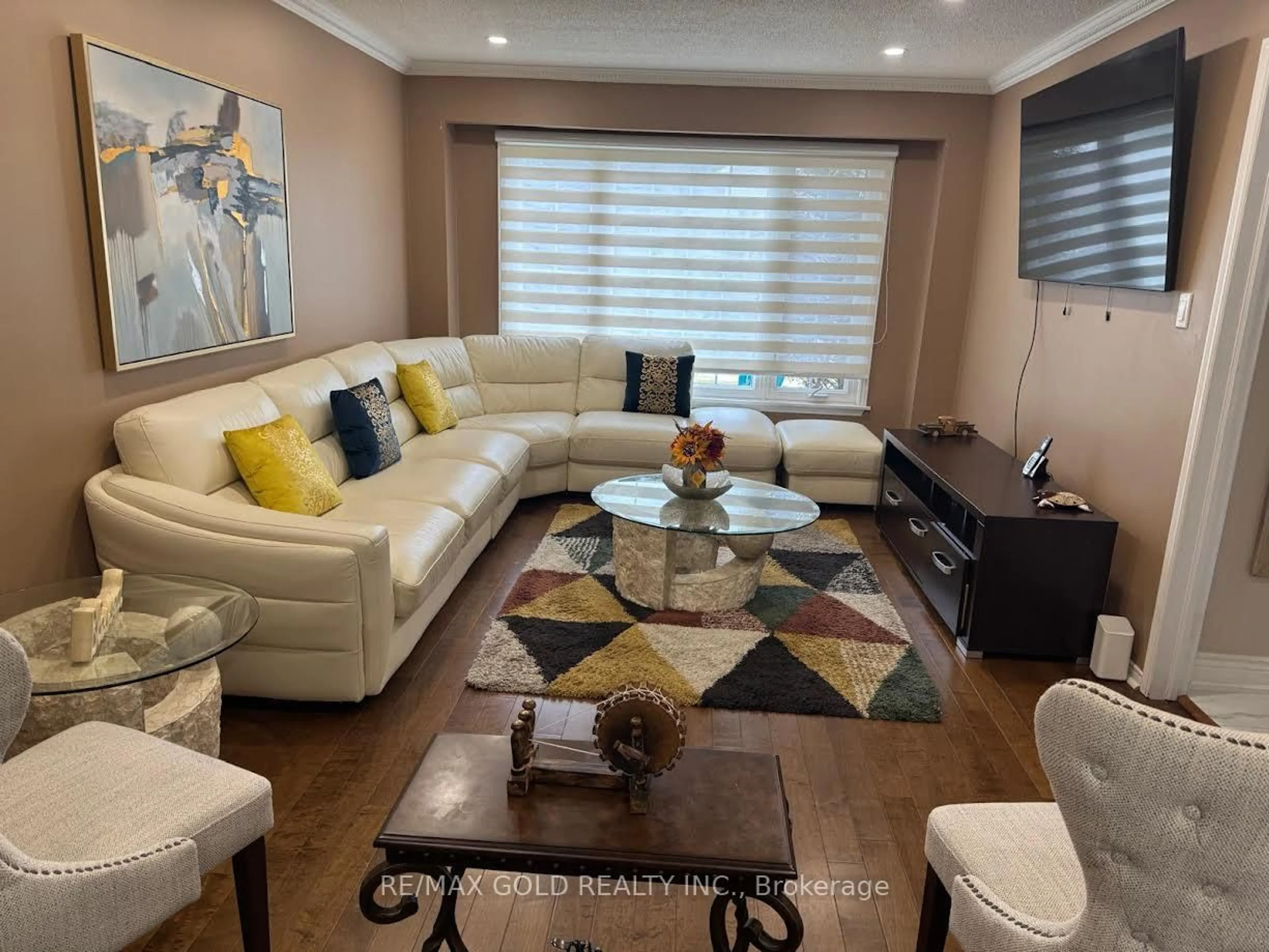 Living room with furniture, wood/laminate floor for 92 Jaffa Dr, Brampton Ontario L6S 4C6