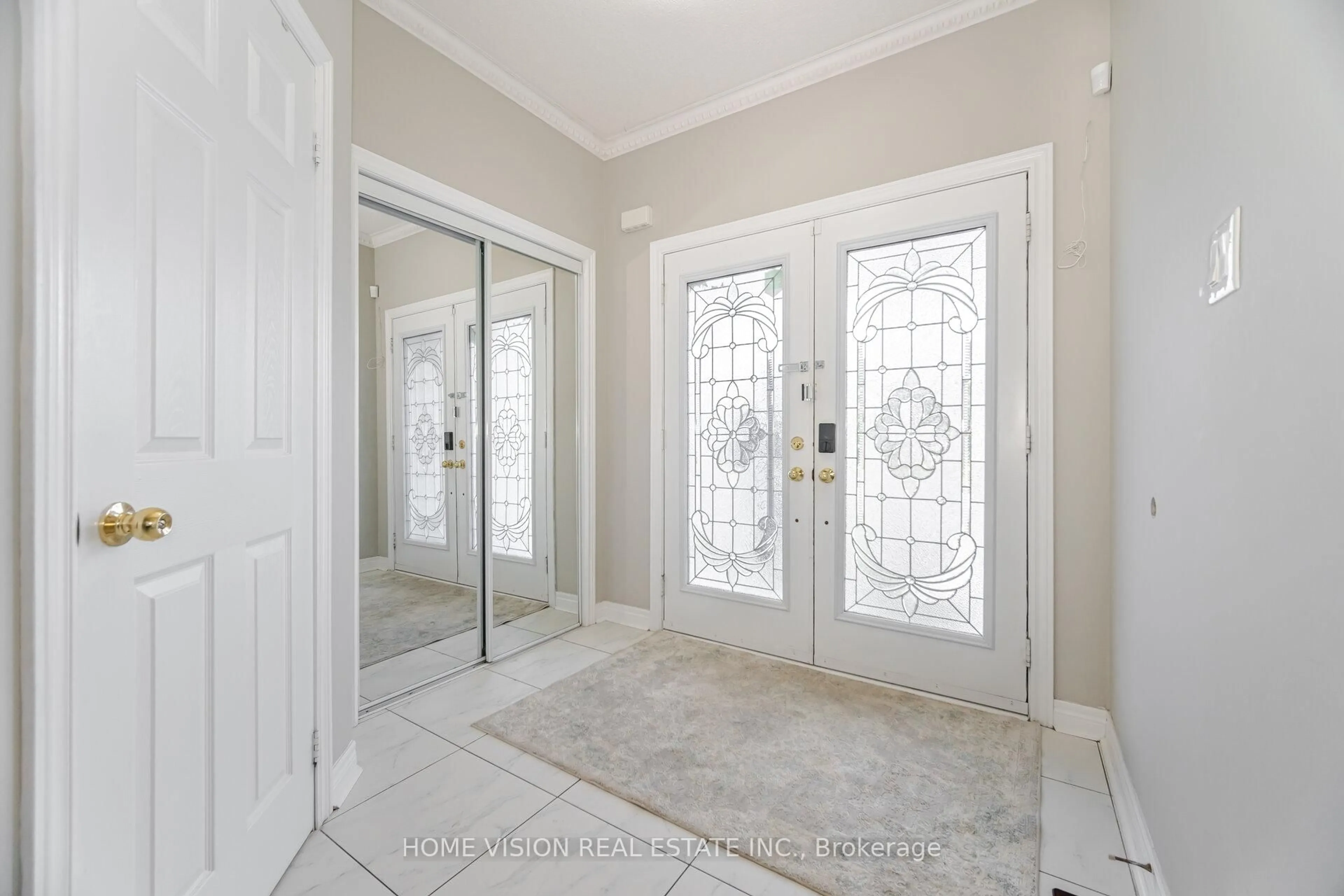 Indoor entryway for 7174 Saint Barbara Blvd, Mississauga Ontario L5W 0C4