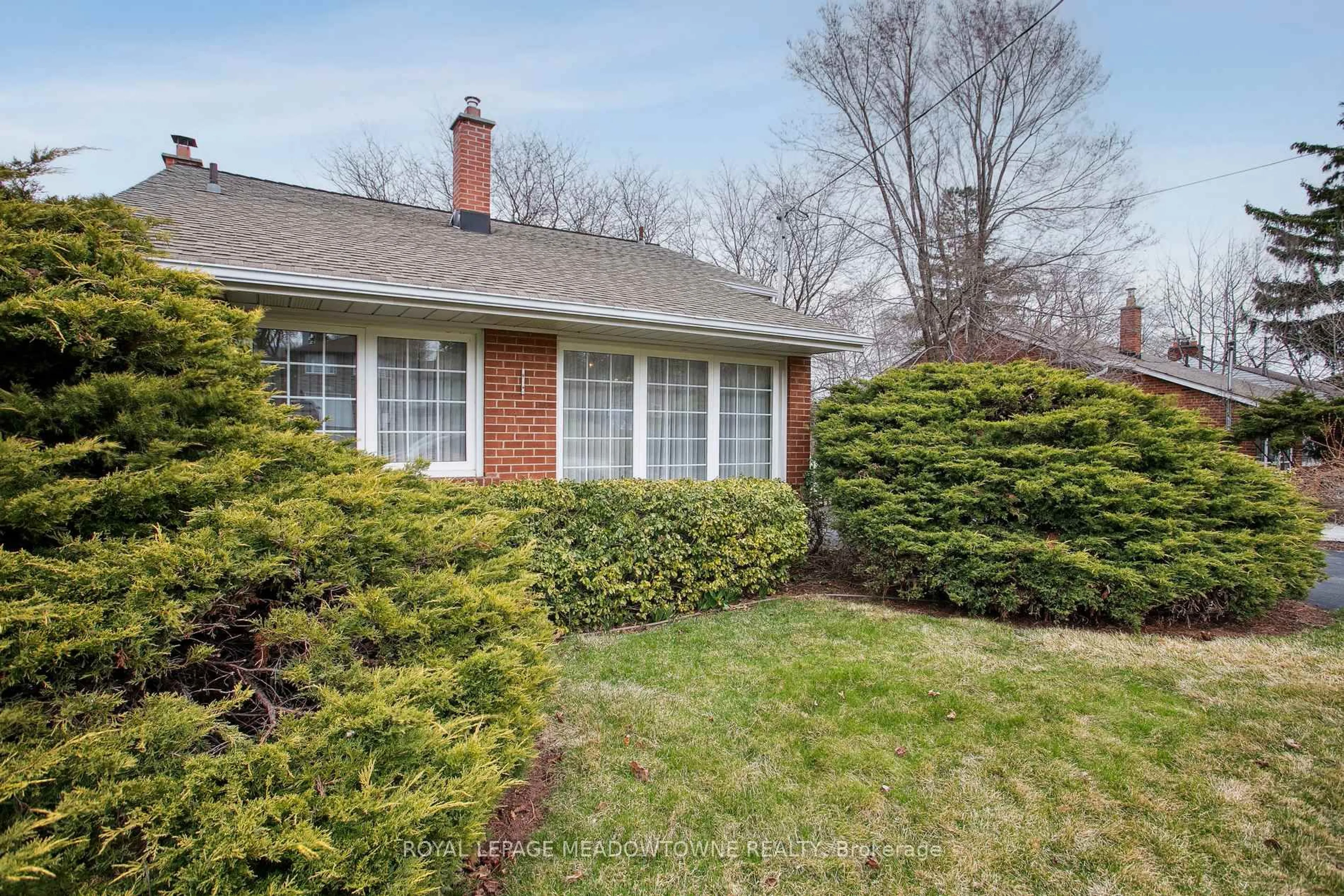 Home with brick exterior material, street for 123 Vista Dr, Mississauga Ontario L5M 1W2