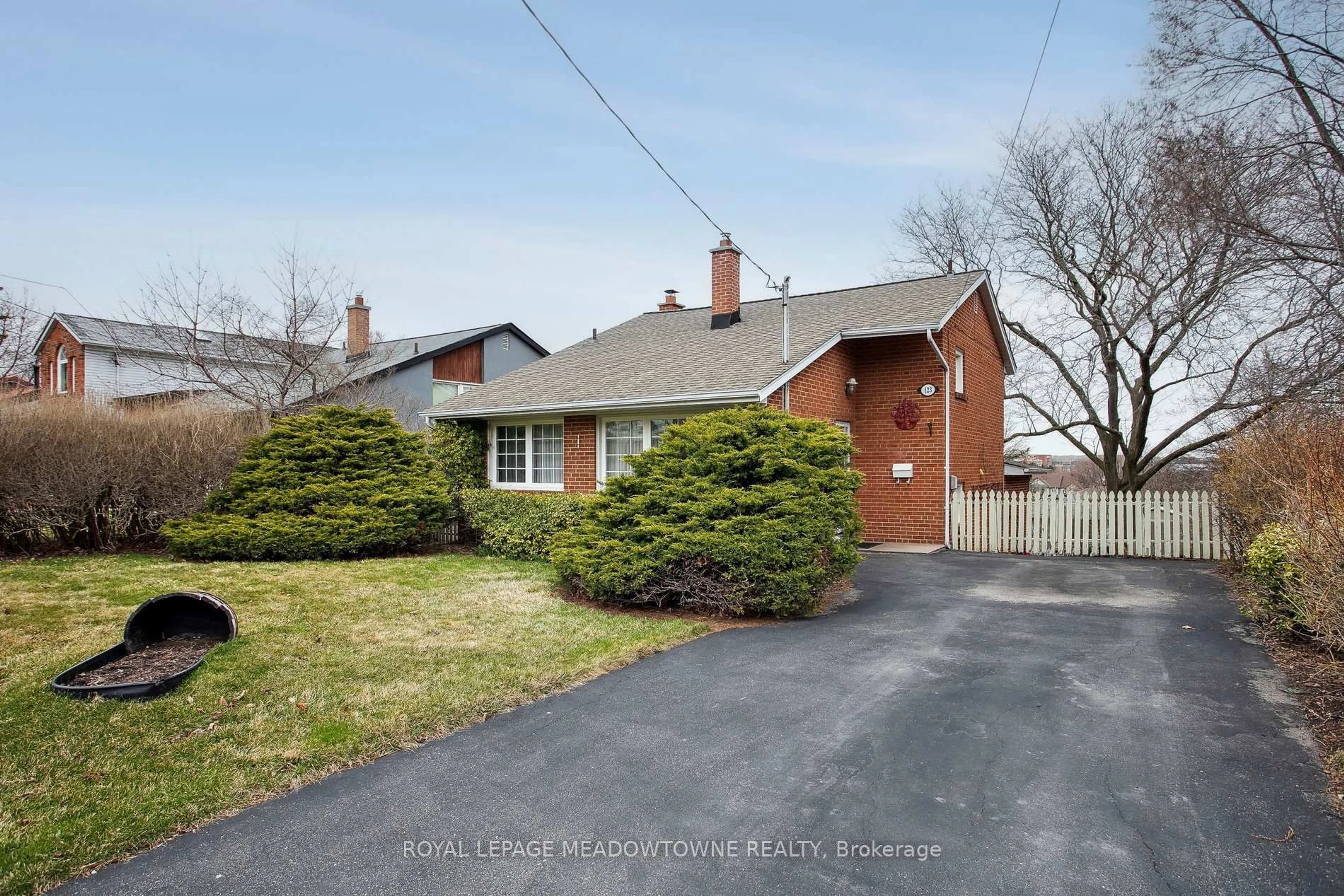 Home with brick exterior material, street for 123 Vista Dr, Mississauga Ontario L5M 1W2