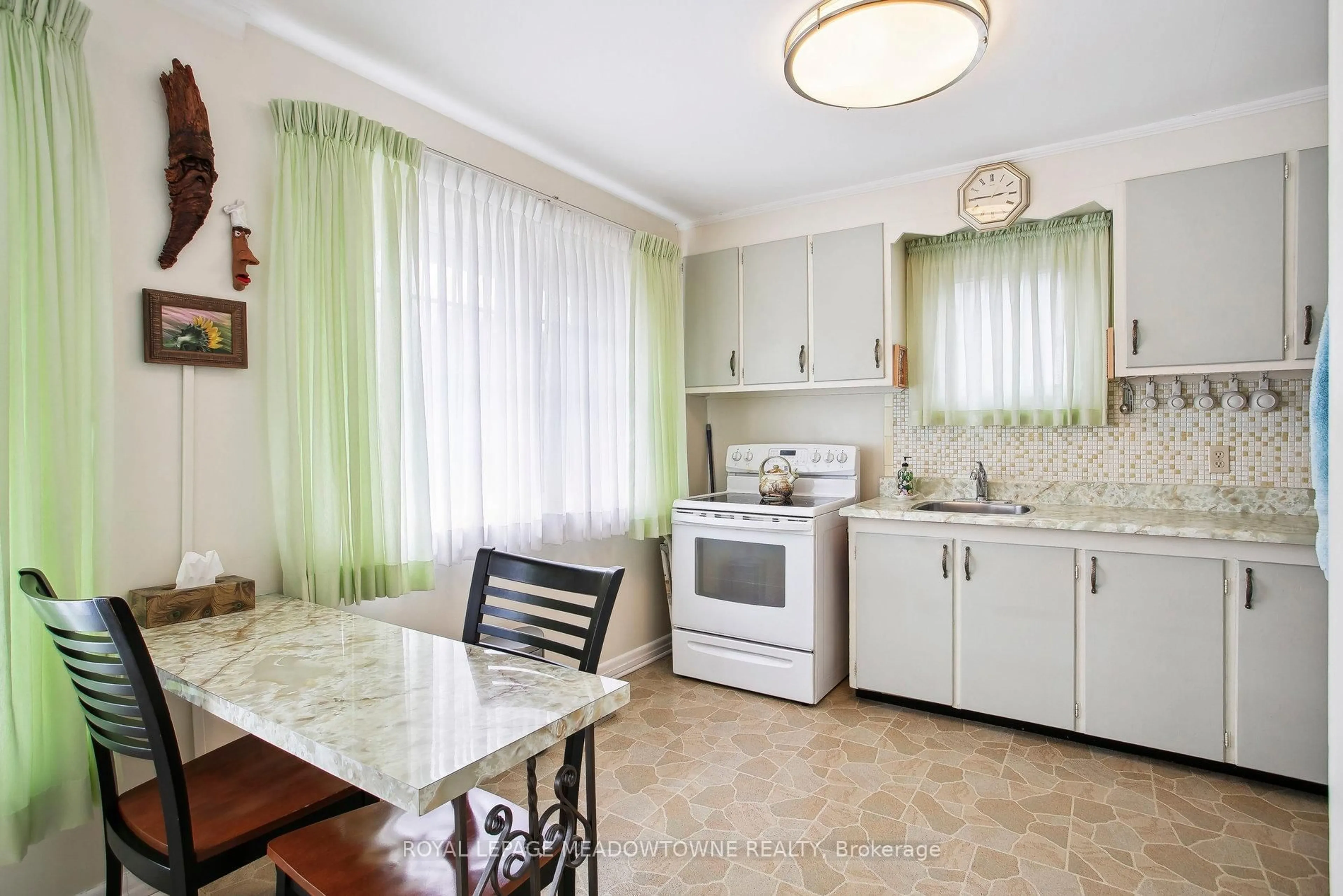 Standard kitchen, ceramic/tile floor for 123 Vista Dr, Mississauga Ontario L5M 1W2