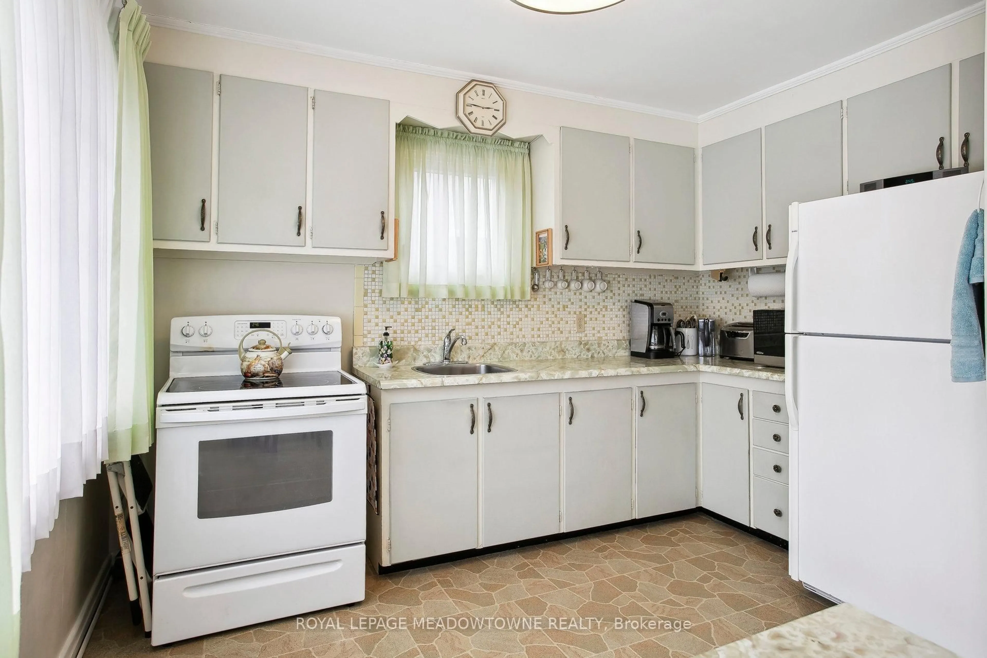 Standard kitchen, ceramic/tile floor for 123 Vista Dr, Mississauga Ontario L5M 1W2