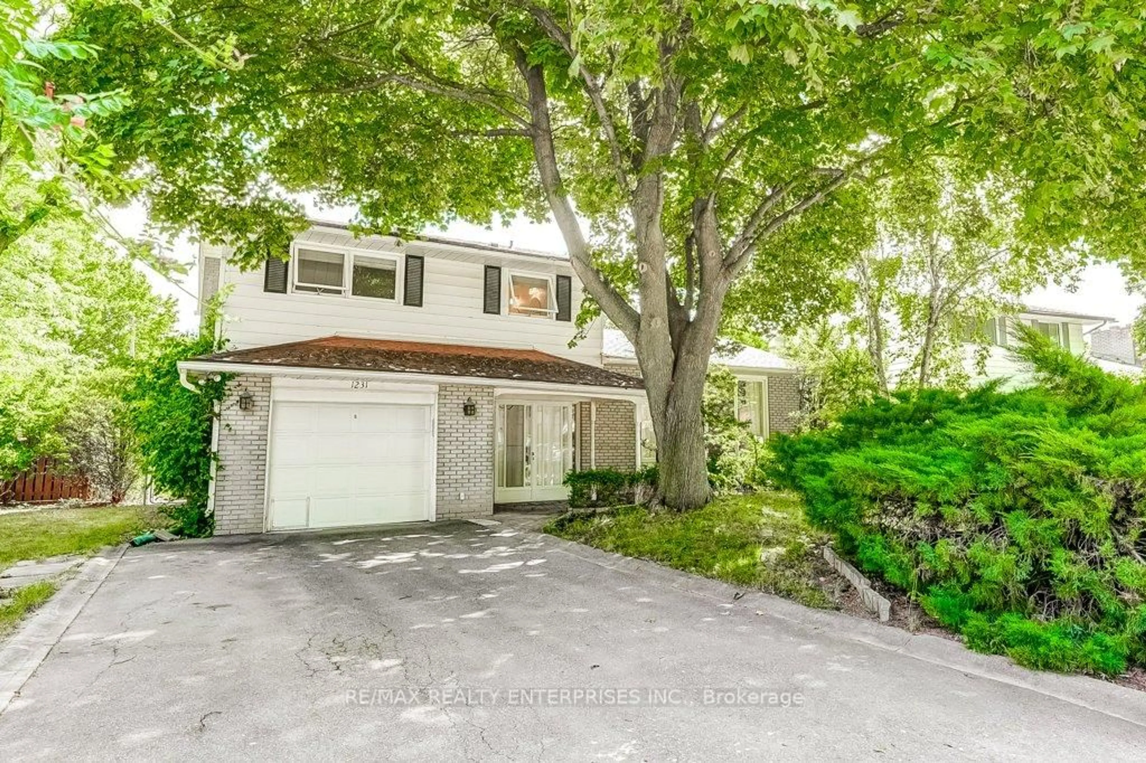 A pic from outside/outdoor area/front of a property/back of a property/a pic from drone, street for 1231 Kingsmead Cres, Oakville Ontario L6H 2K5