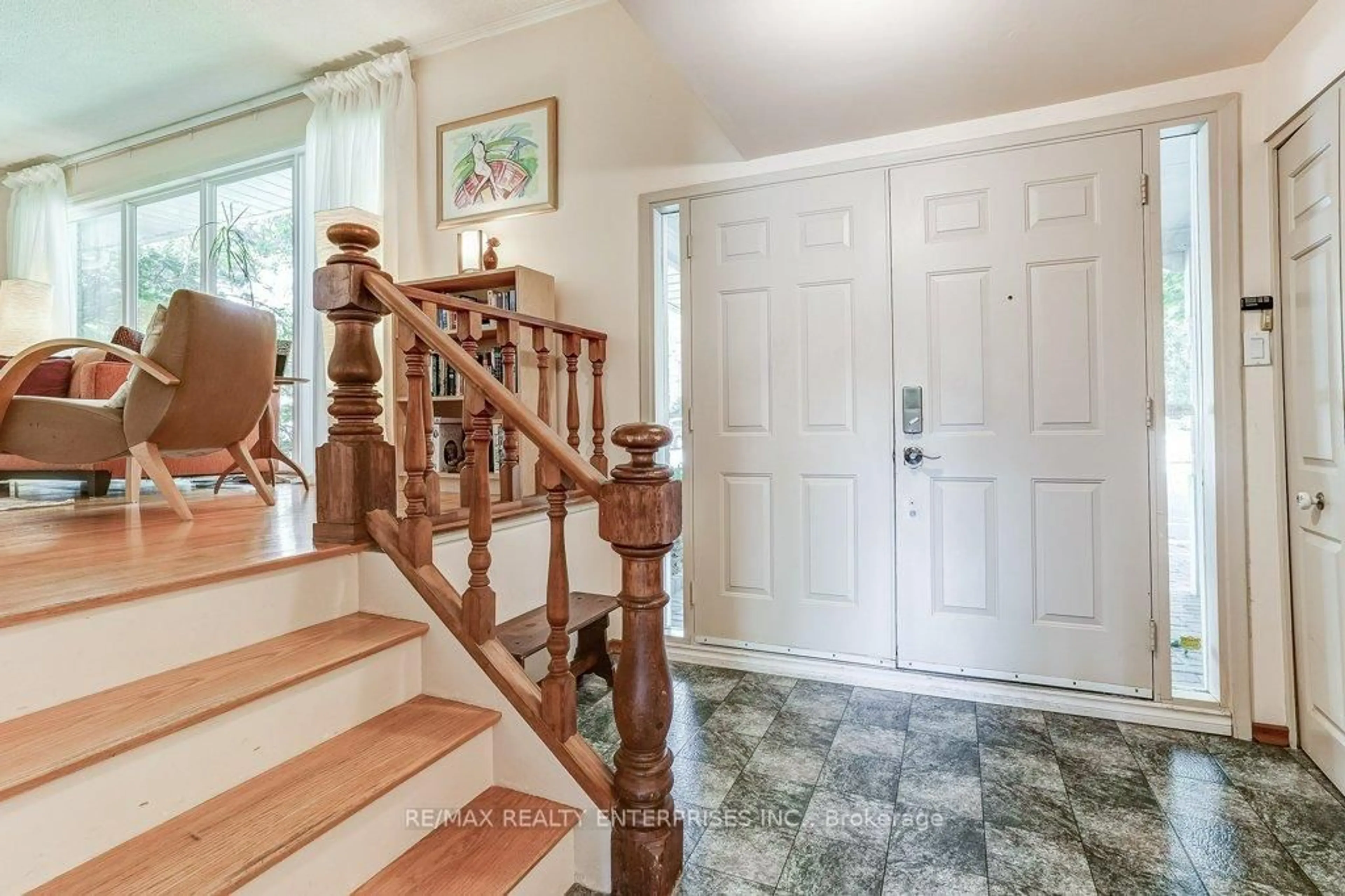Indoor foyer for 1231 Kingsmead Cres, Oakville Ontario L6H 2K5