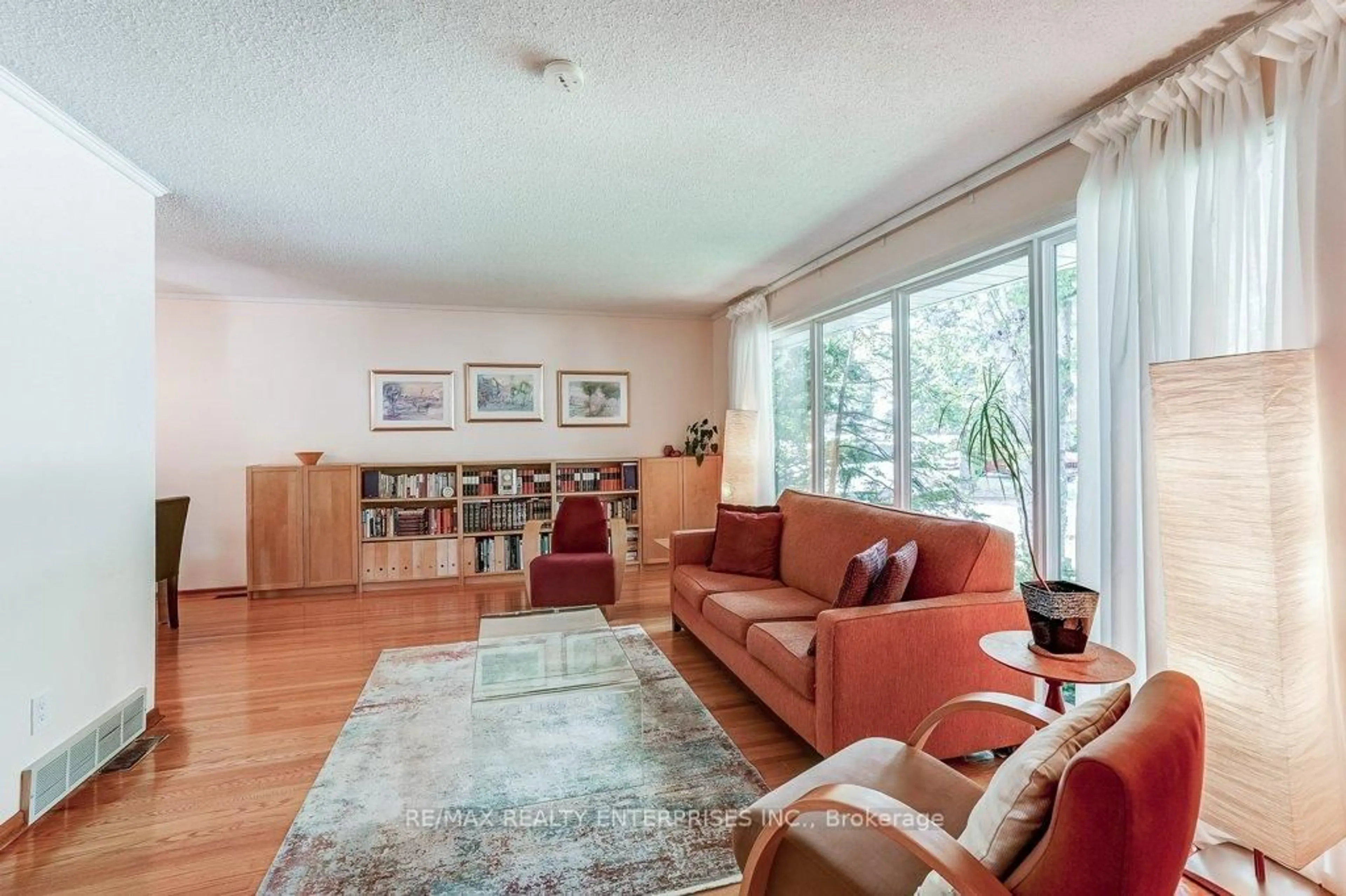 Living room with furniture, unknown for 1231 Kingsmead Cres, Oakville Ontario L6H 2K5