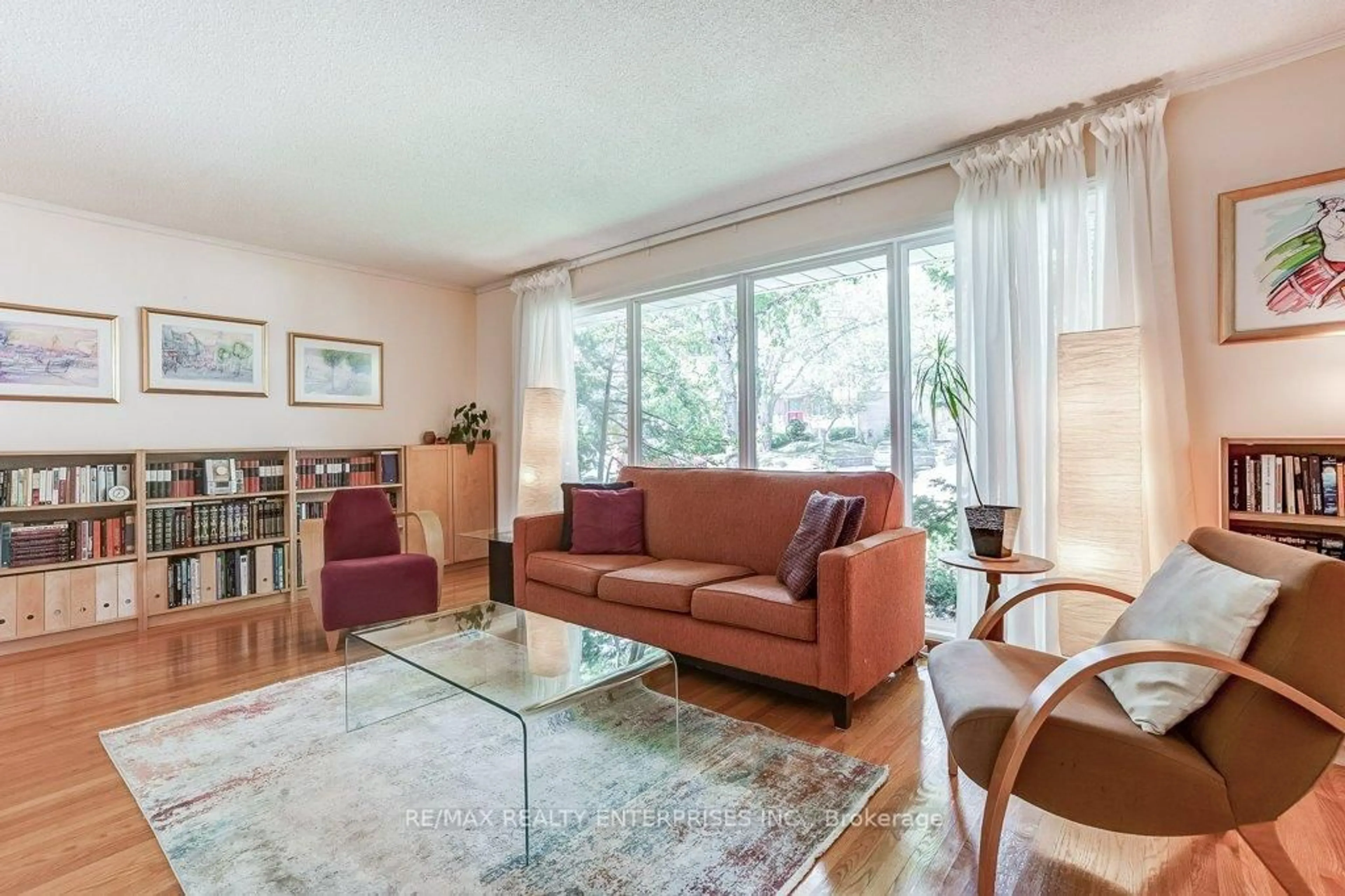 Living room with furniture, wood/laminate floor for 1231 Kingsmead Cres, Oakville Ontario L6H 2K5