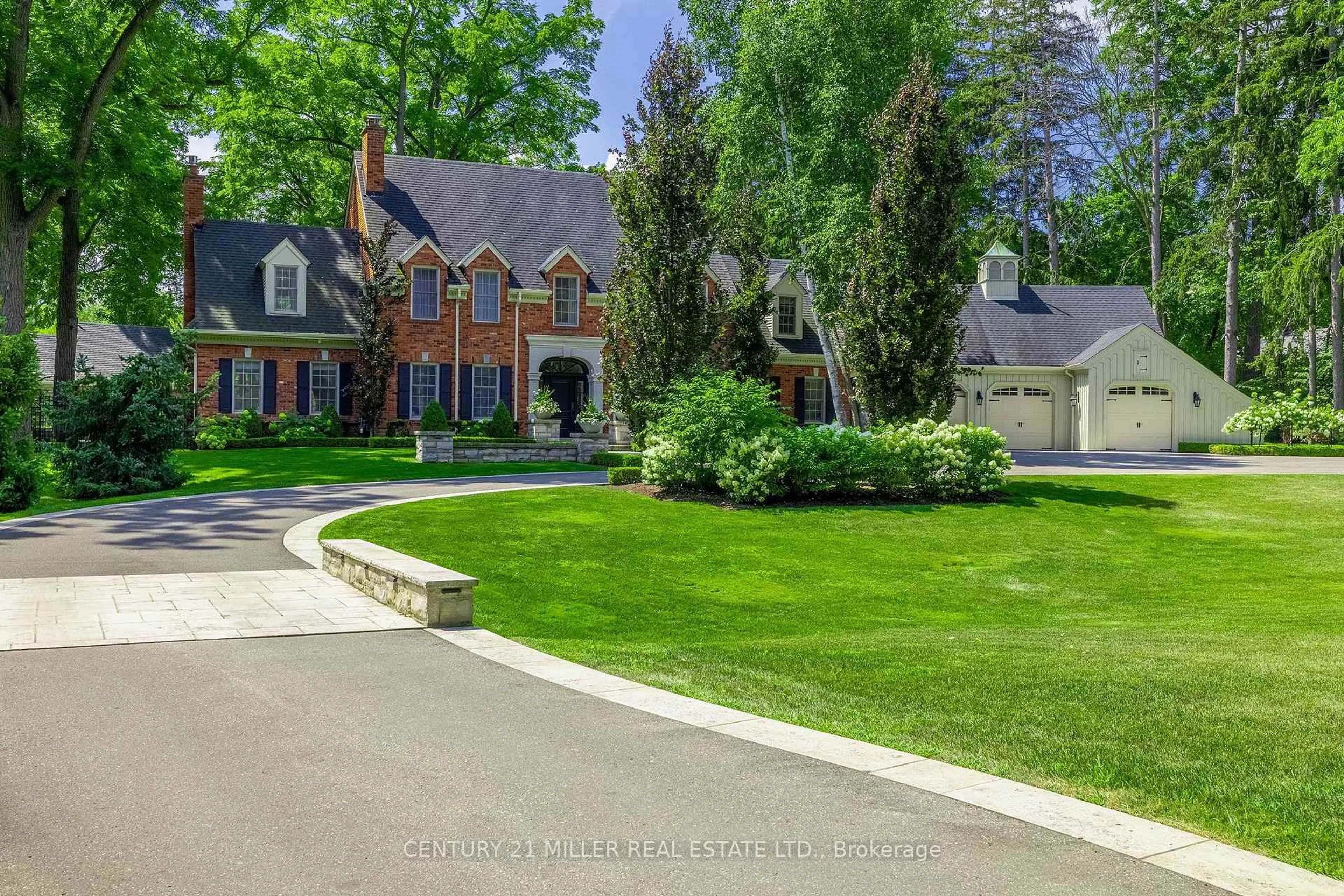 A pic from outside/outdoor area/front of a property/back of a property/a pic from drone, street for 140 Chartwell Rd, Oakville Ontario L6J 3Z6