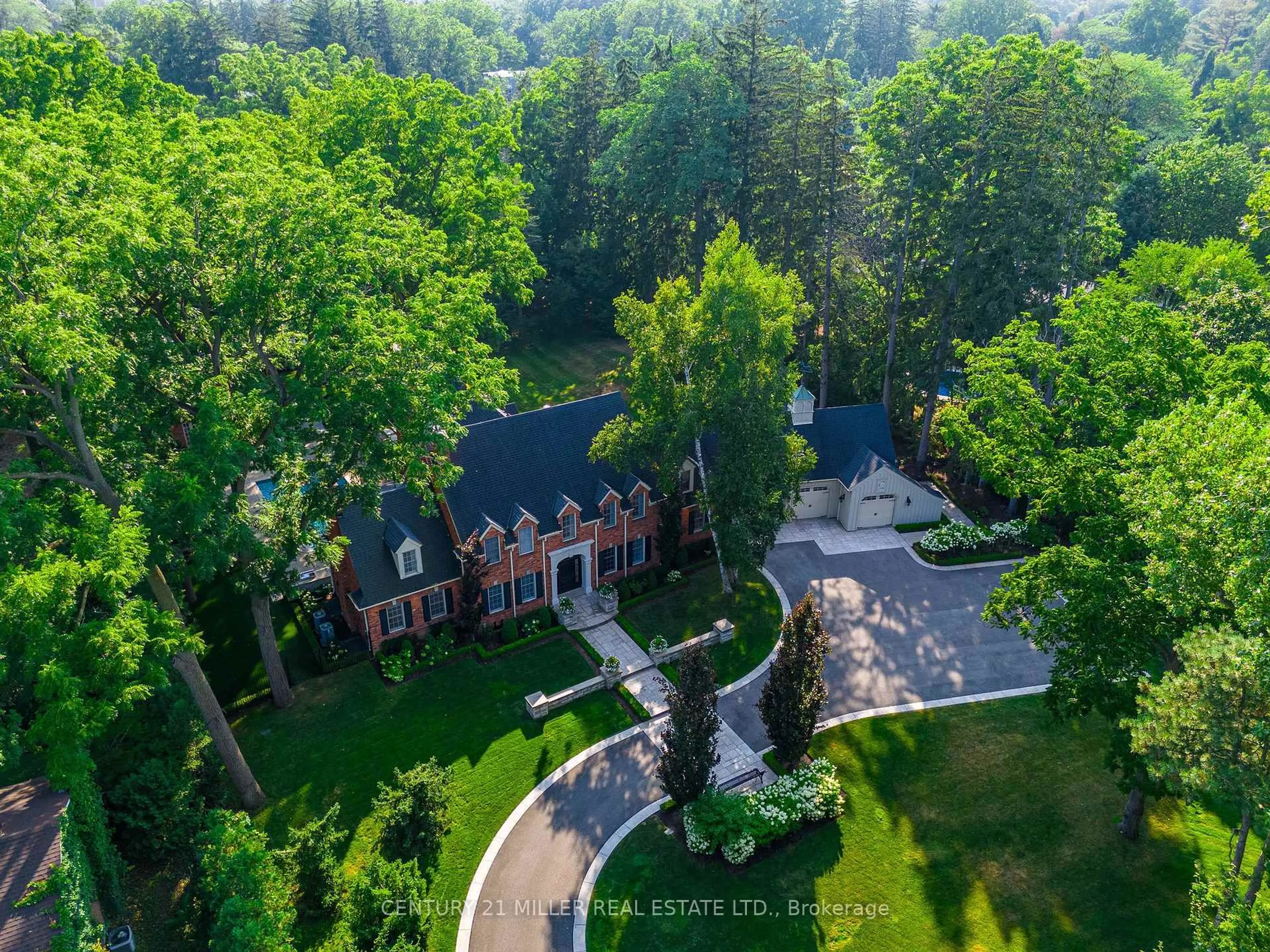 A pic from outside/outdoor area/front of a property/back of a property/a pic from drone, forest/trees view for 140 Chartwell Rd, Oakville Ontario L6J 3Z6