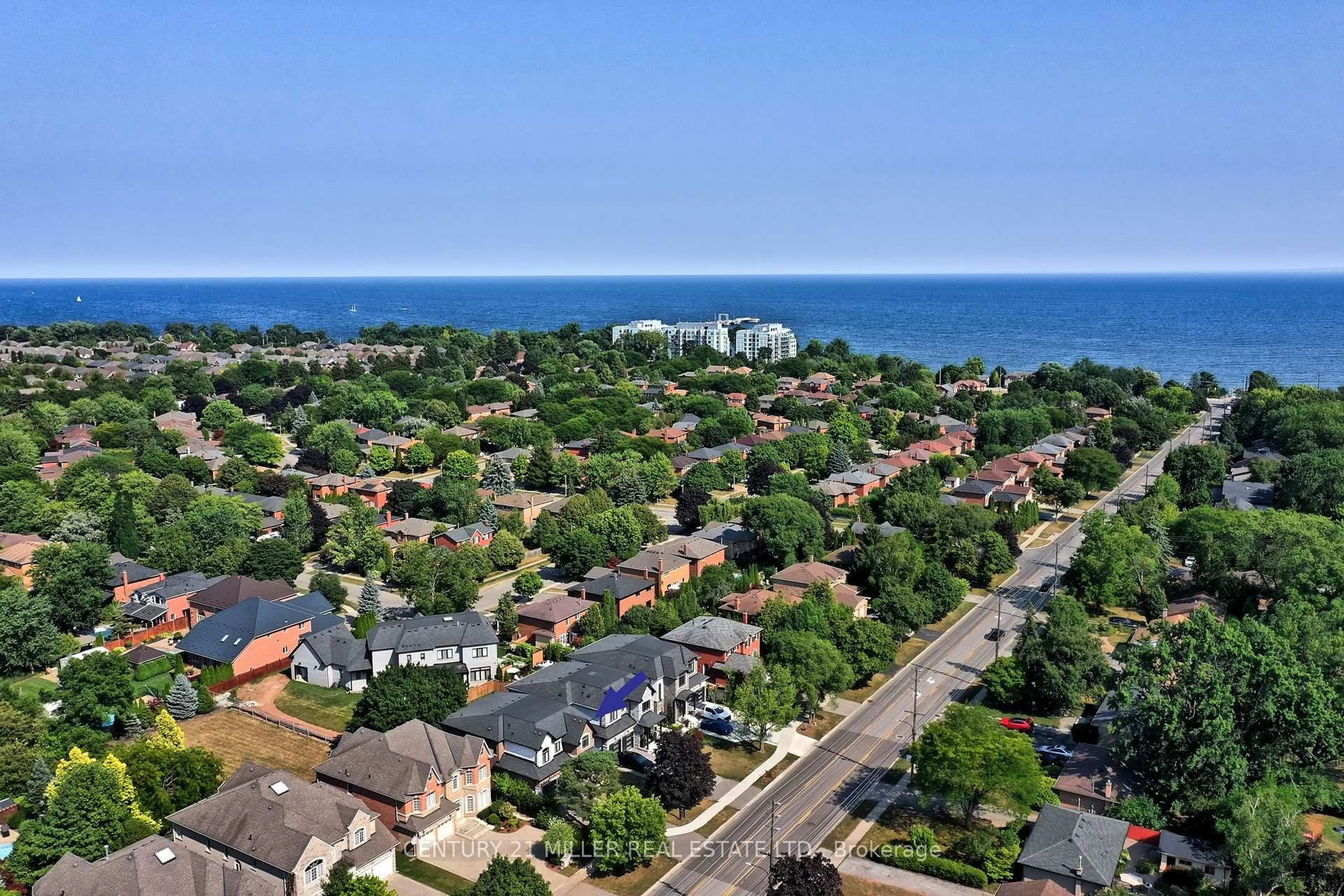 A pic from outside/outdoor area/front of a property/back of a property/a pic from drone, water/lake/river/ocean view for 185 Burloak Dr, Oakville Ontario L6L 6S7