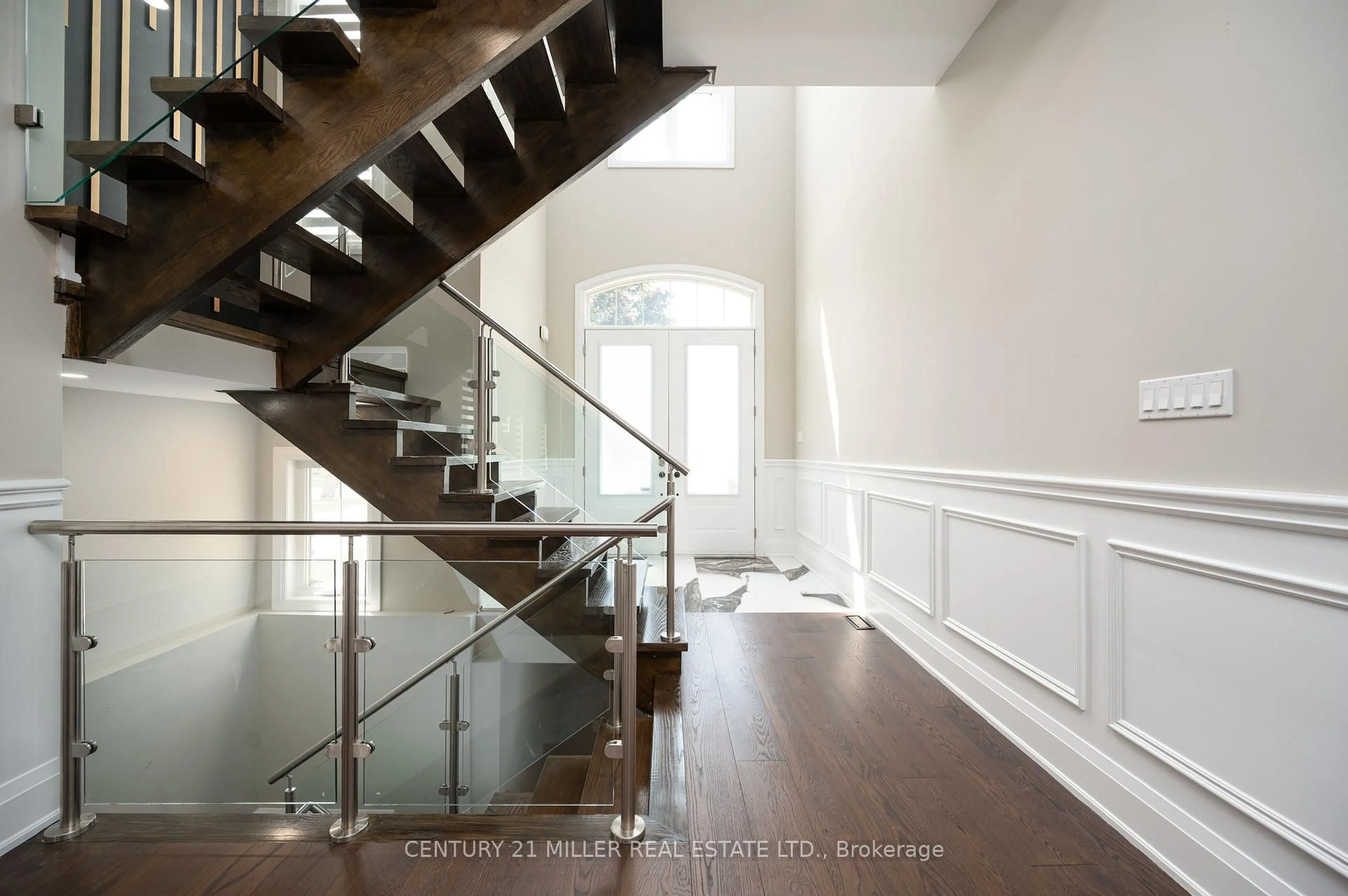 Indoor foyer for 185 Burloak Dr, Oakville Ontario L6L 6S7