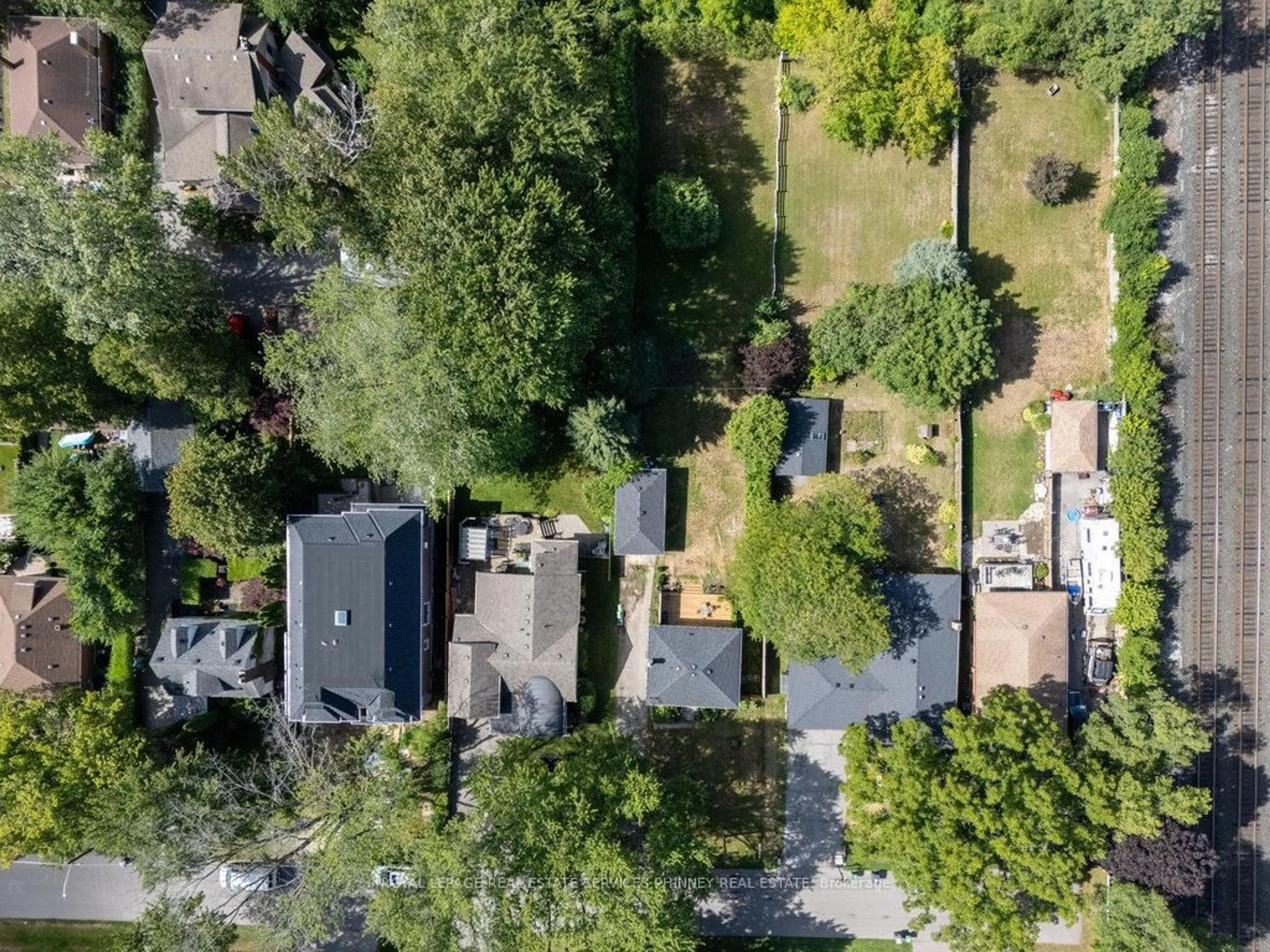 A pic from outside/outdoor area/front of a property/back of a property/a pic from drone, street for 1088 Cherriebell Rd, Mississauga Ontario L5E 2R3