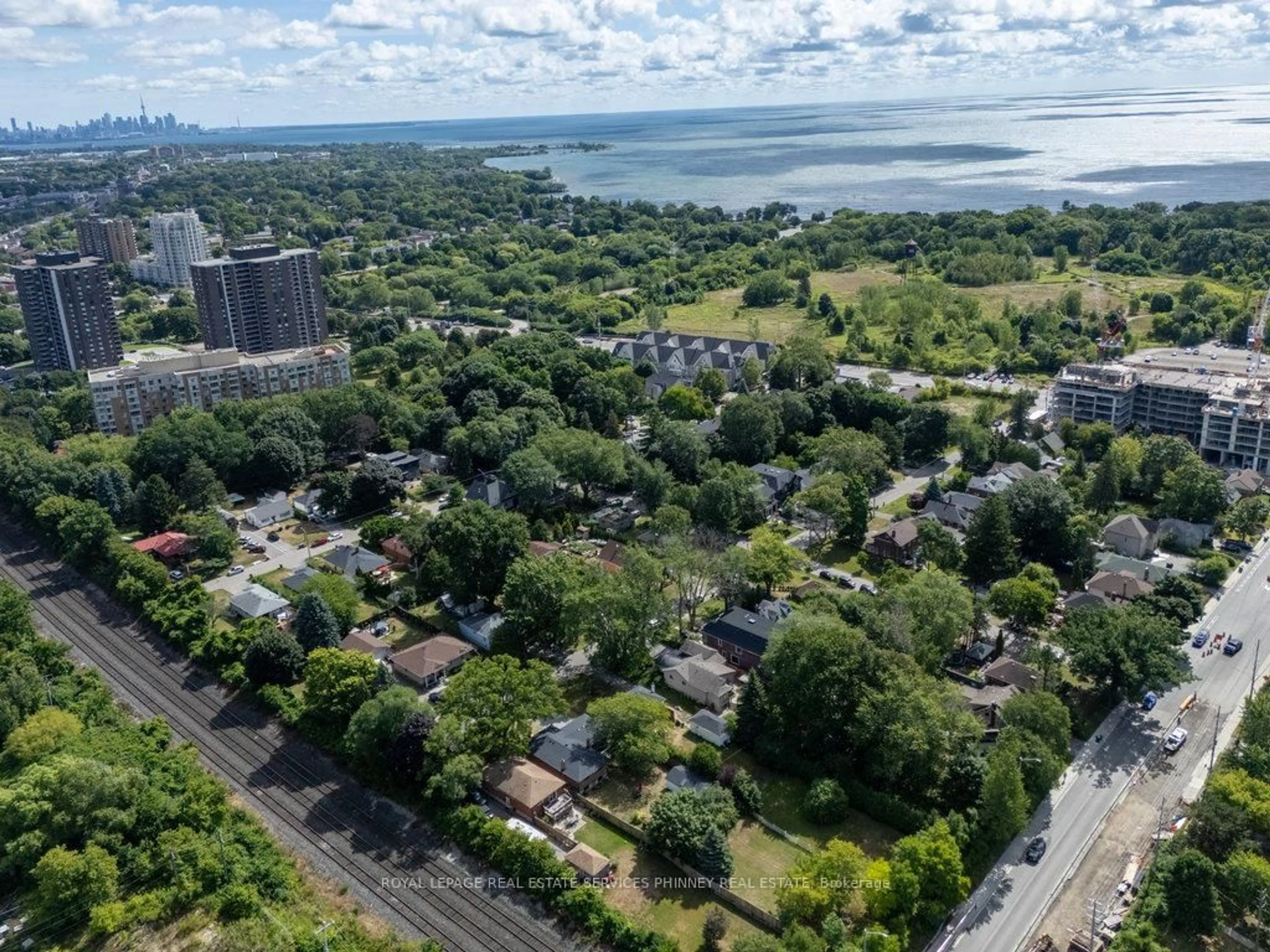 A pic from outside/outdoor area/front of a property/back of a property/a pic from drone, unknown for 1088 Cherriebell Rd, Mississauga Ontario L5E 2R3