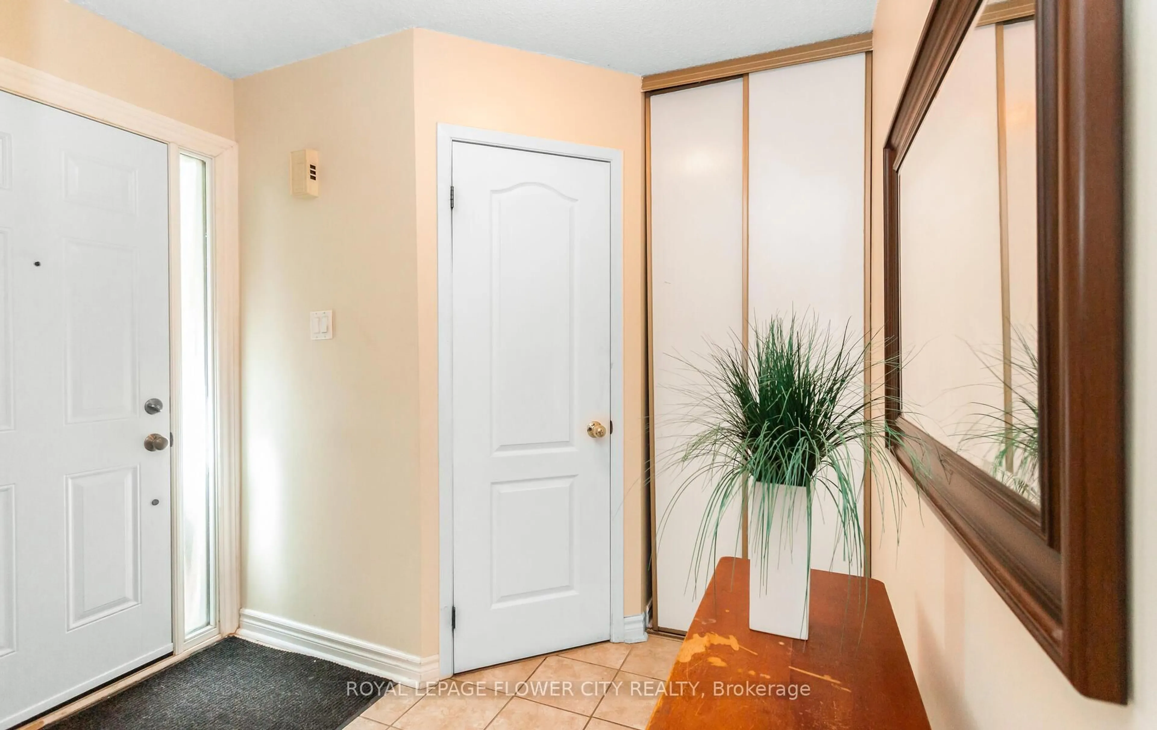 Indoor entryway for 41 Chipstead Ave, Brampton Ontario L6X 4H2