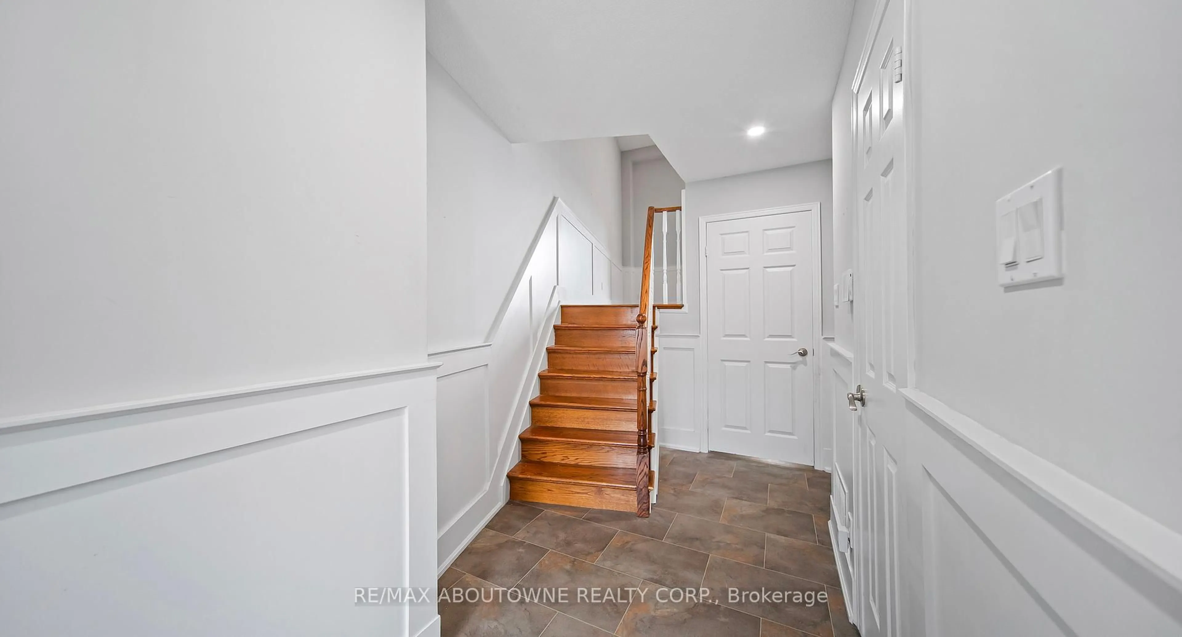 Indoor entryway for 1228 Cornerbrook Pl, Mississauga Ontario L5C 3J4