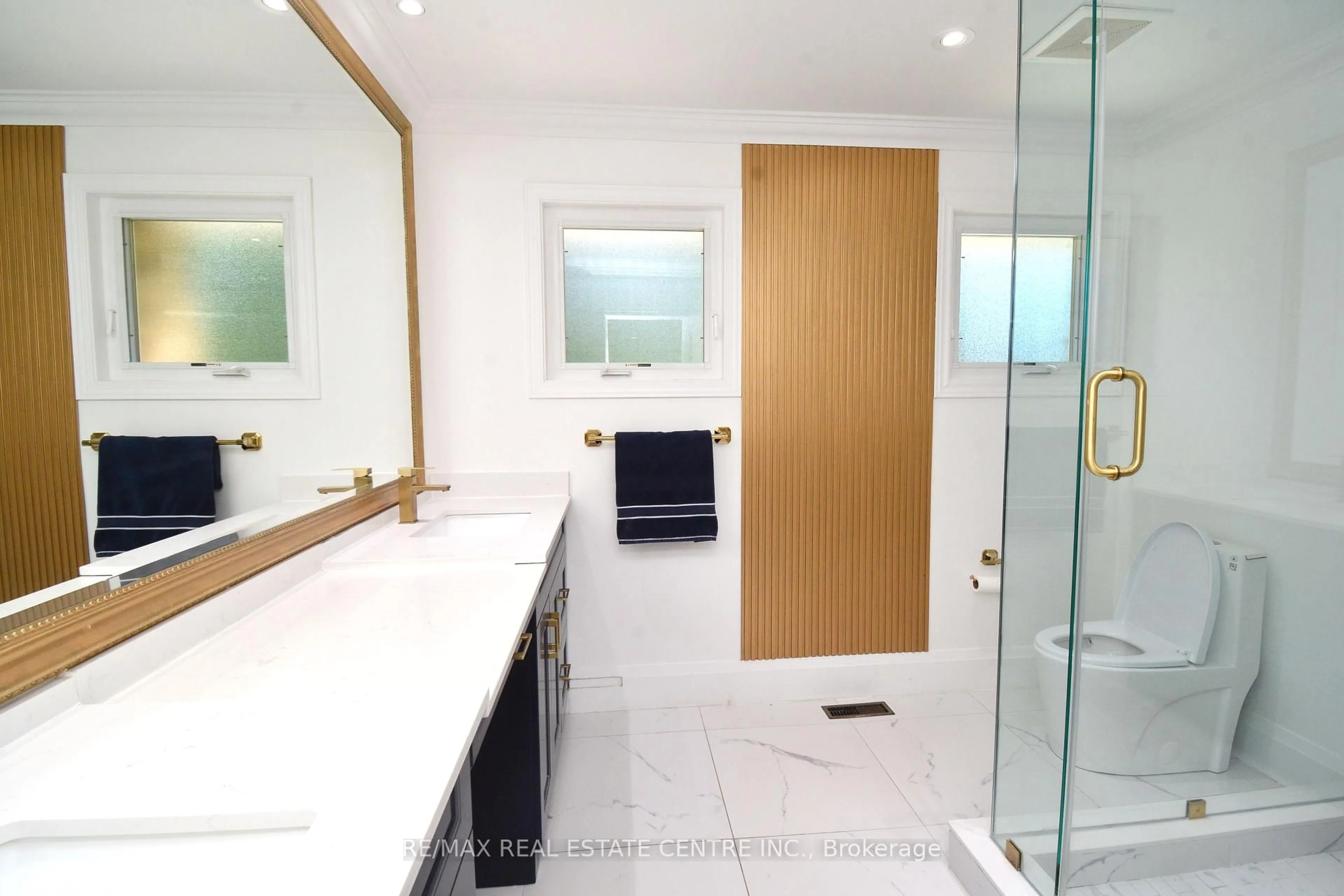 Contemporary bathroom, ceramic/tile floor for 17 Crescent Hill Dr, Brampton Ontario L6S 2P4