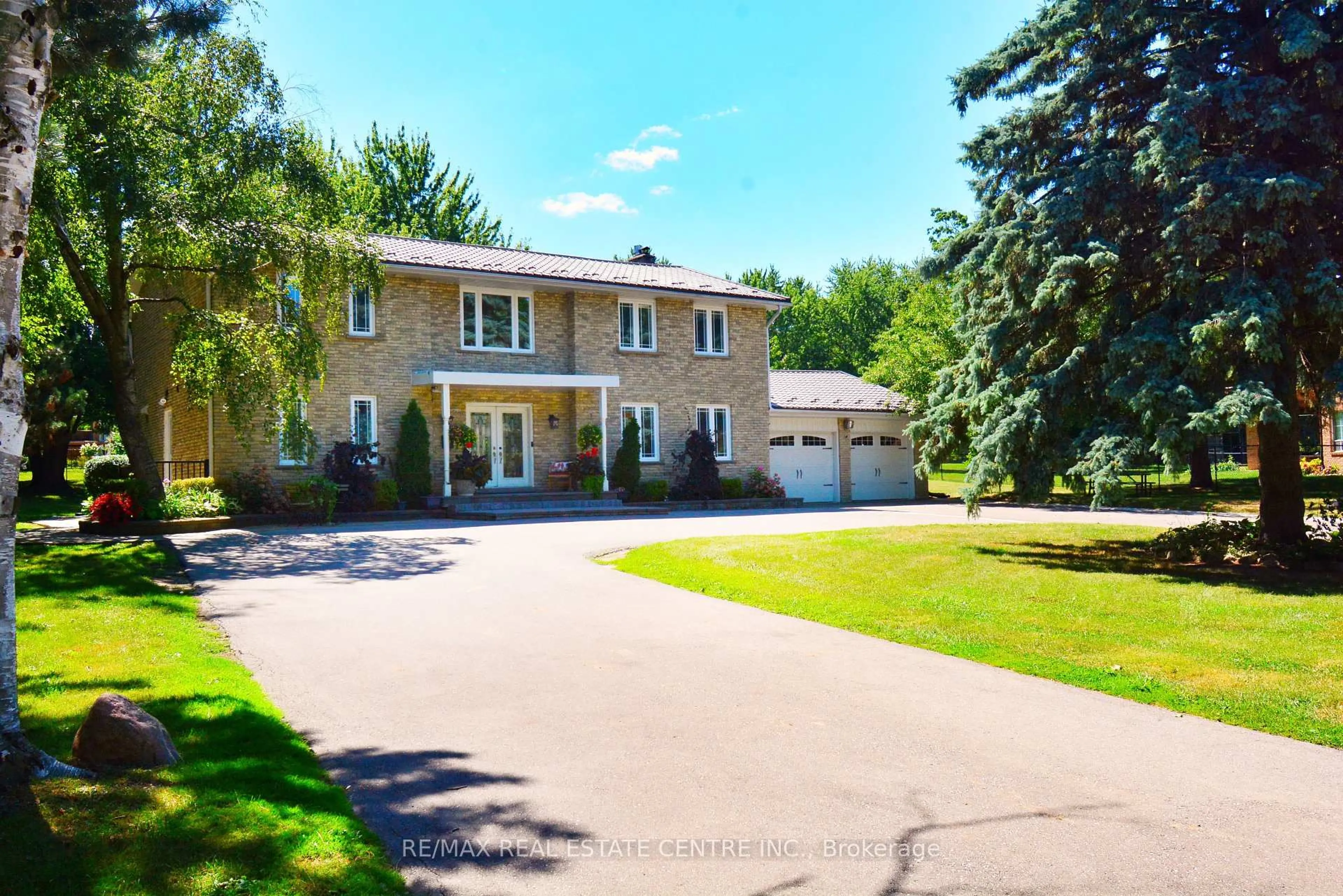 A pic from outside/outdoor area/front of a property/back of a property/a pic from drone, street for 17 Crescent Hill Dr, Brampton Ontario L6S 2P4