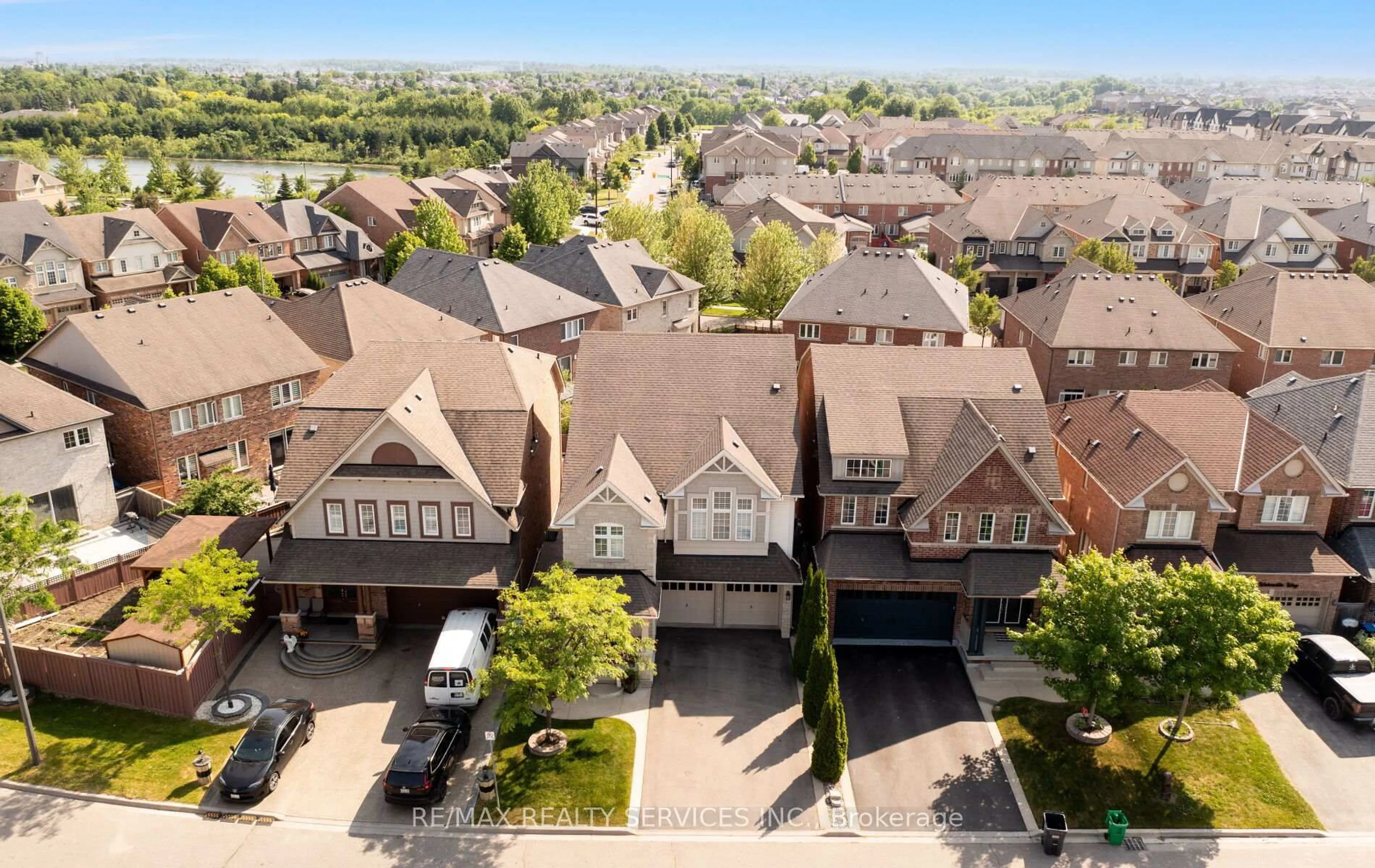 A pic from outside/outdoor area/front of a property/back of a property/a pic from drone, street for 85 Waterville Way, Caledon Ontario L7C 3P2