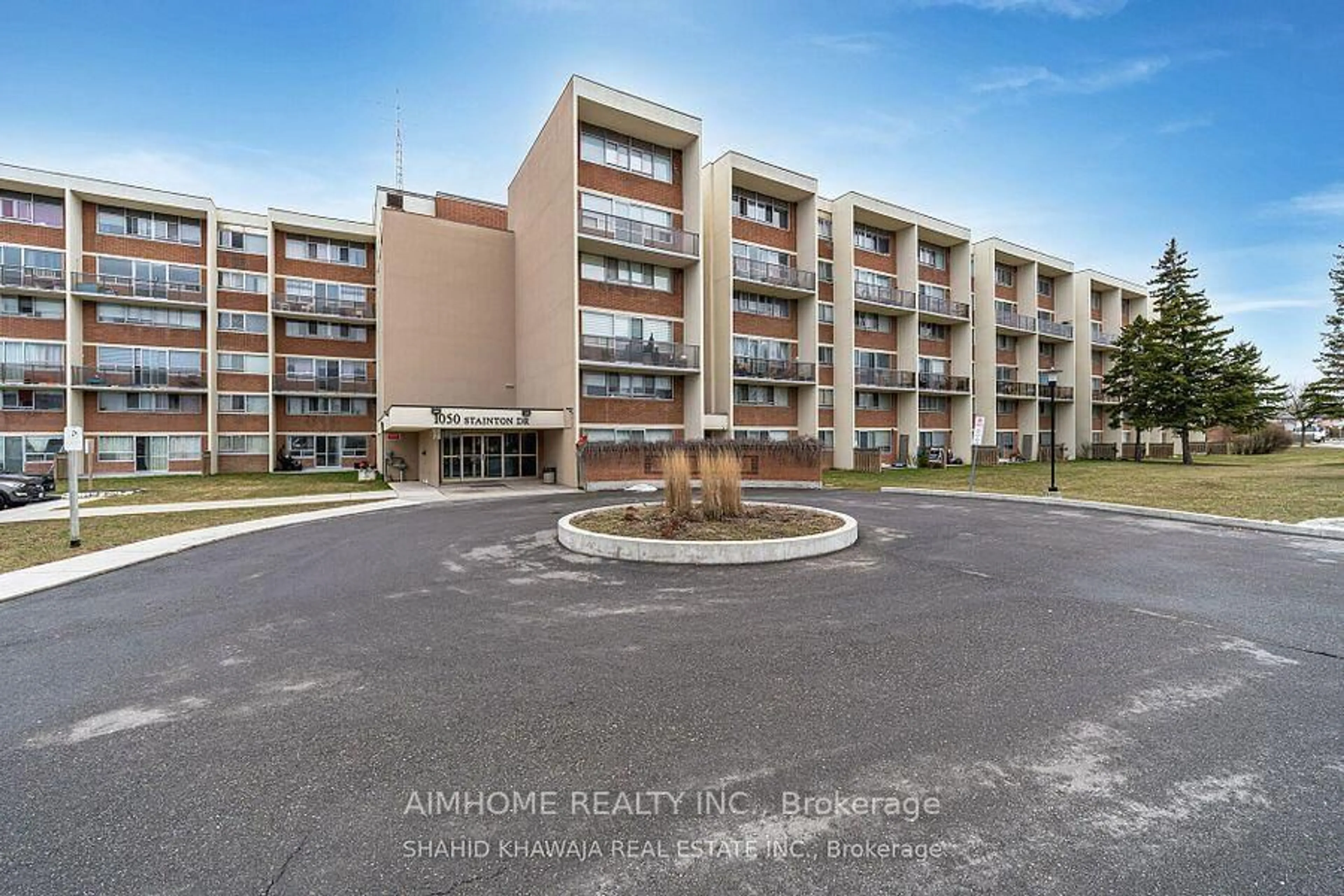A pic from outside/outdoor area/front of a property/back of a property/a pic from drone, building for 1050 Stainton Dr #219, Mississauga Ontario L5C 2T7