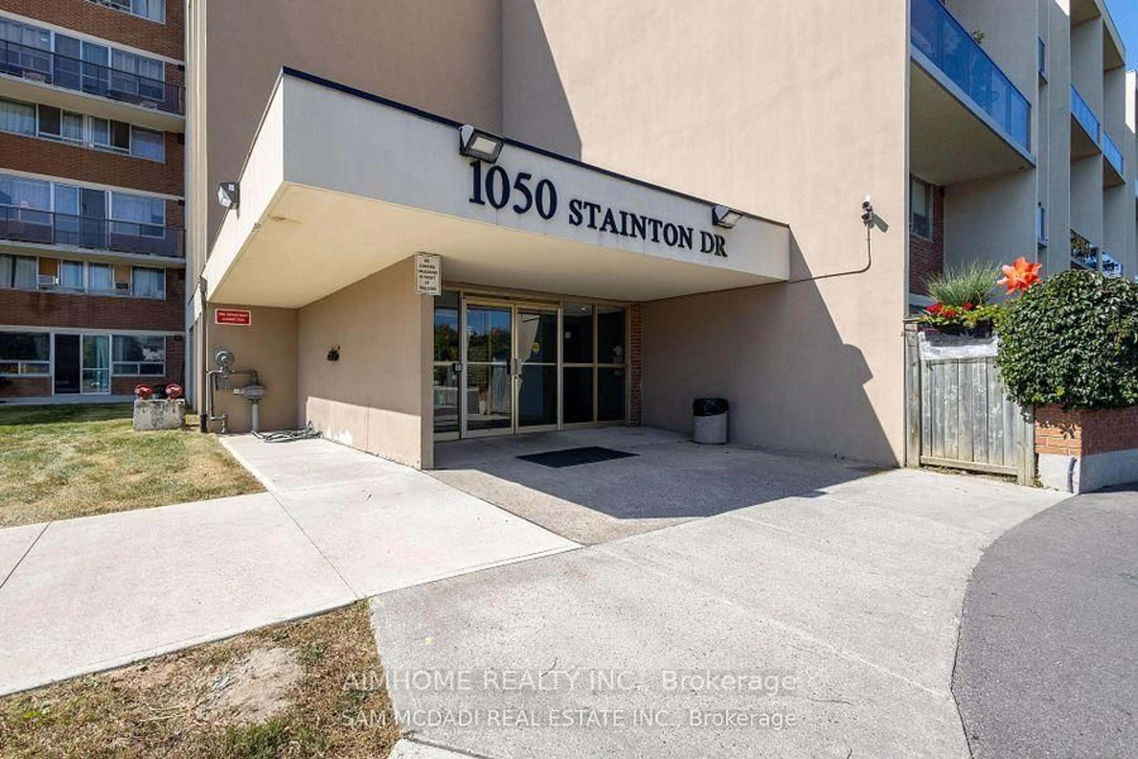 Indoor foyer for 1050 Stainton Dr #219, Mississauga Ontario L5C 2T7