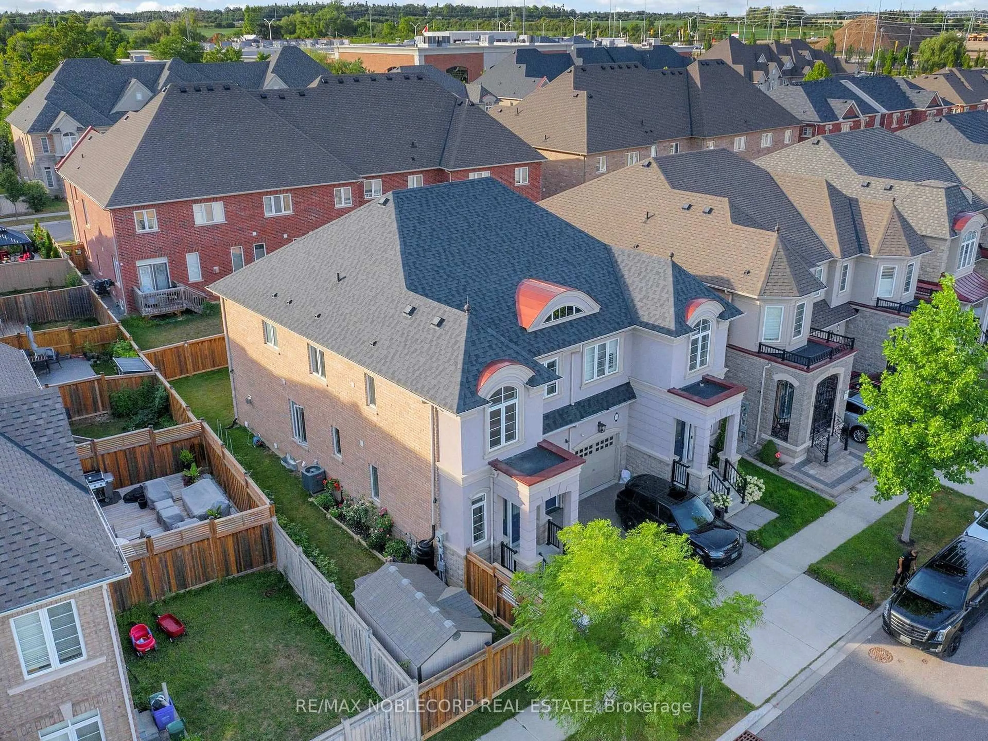 A pic from outside/outdoor area/front of a property/back of a property/a pic from drone, street for 593 Settlers Rd, Oakville Ontario L6M 4K6