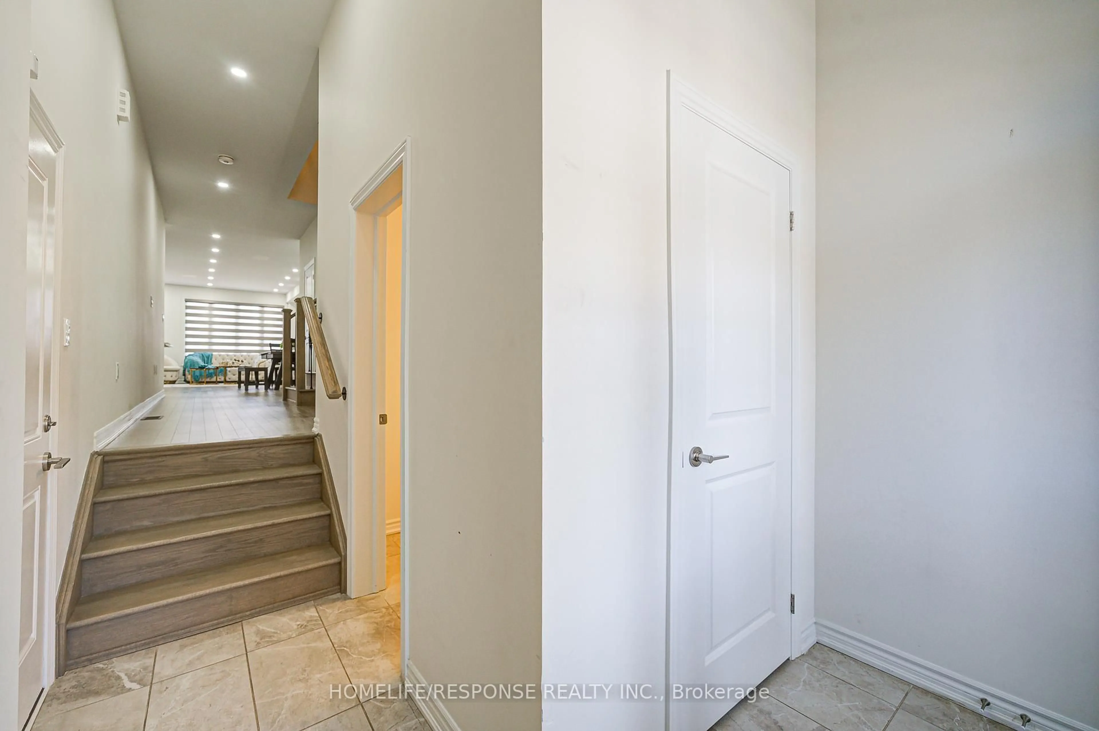 Indoor entryway for 595 CELANDINE Terr, Milton Ontario L9E 1Z7