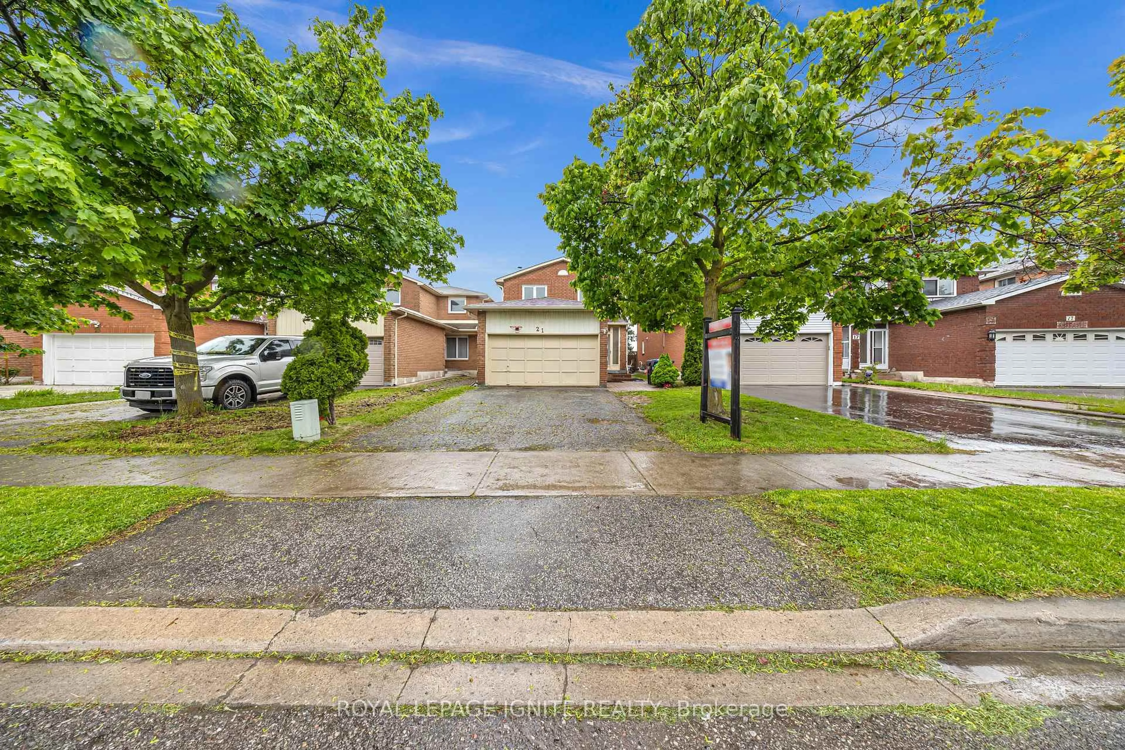 A pic from outside/outdoor area/front of a property/back of a property/a pic from drone, street for 21 Toba Cres, Brampton Ontario L6Z 4R6