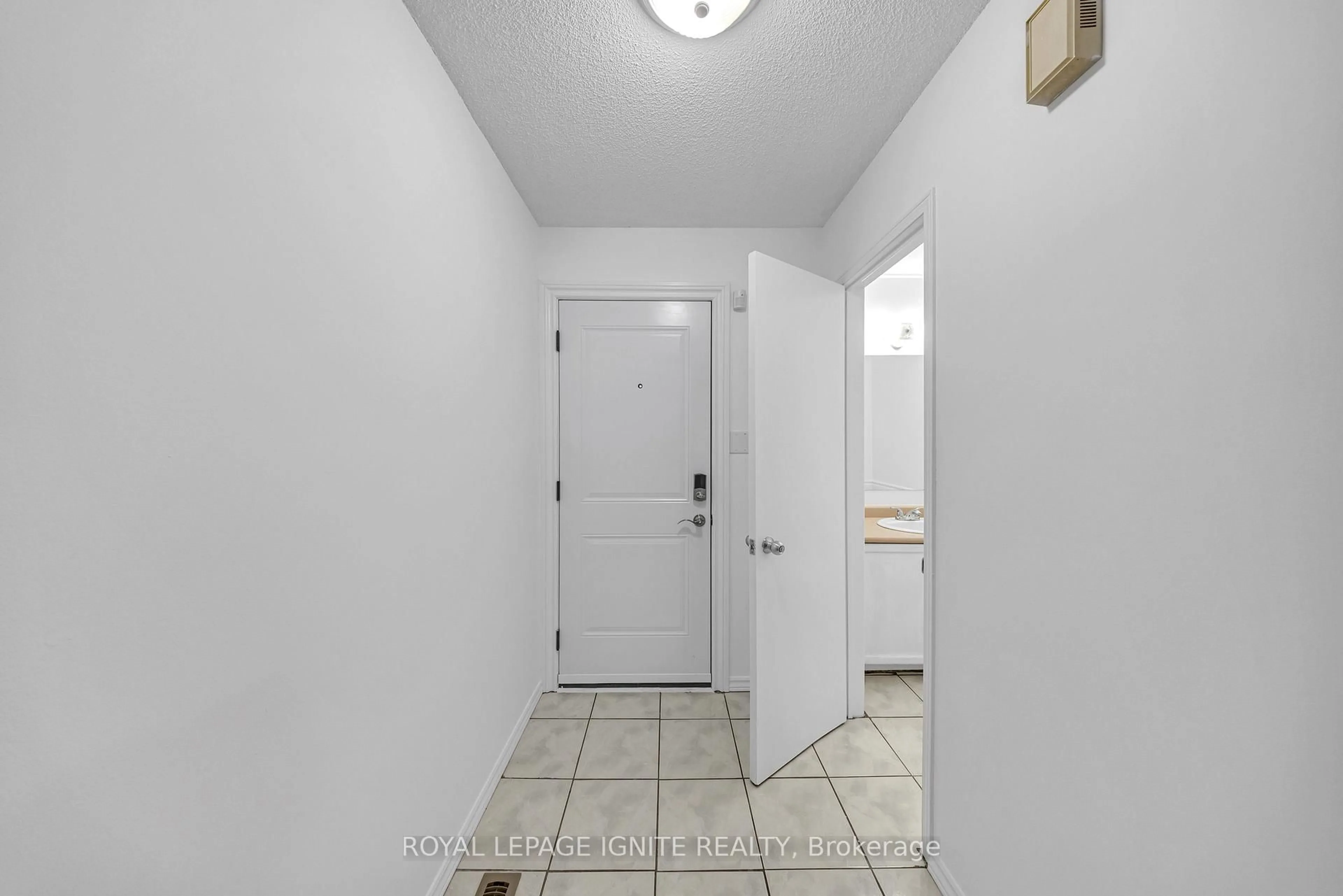 Indoor entryway for 21 Toba Cres, Brampton Ontario L6Z 4R6