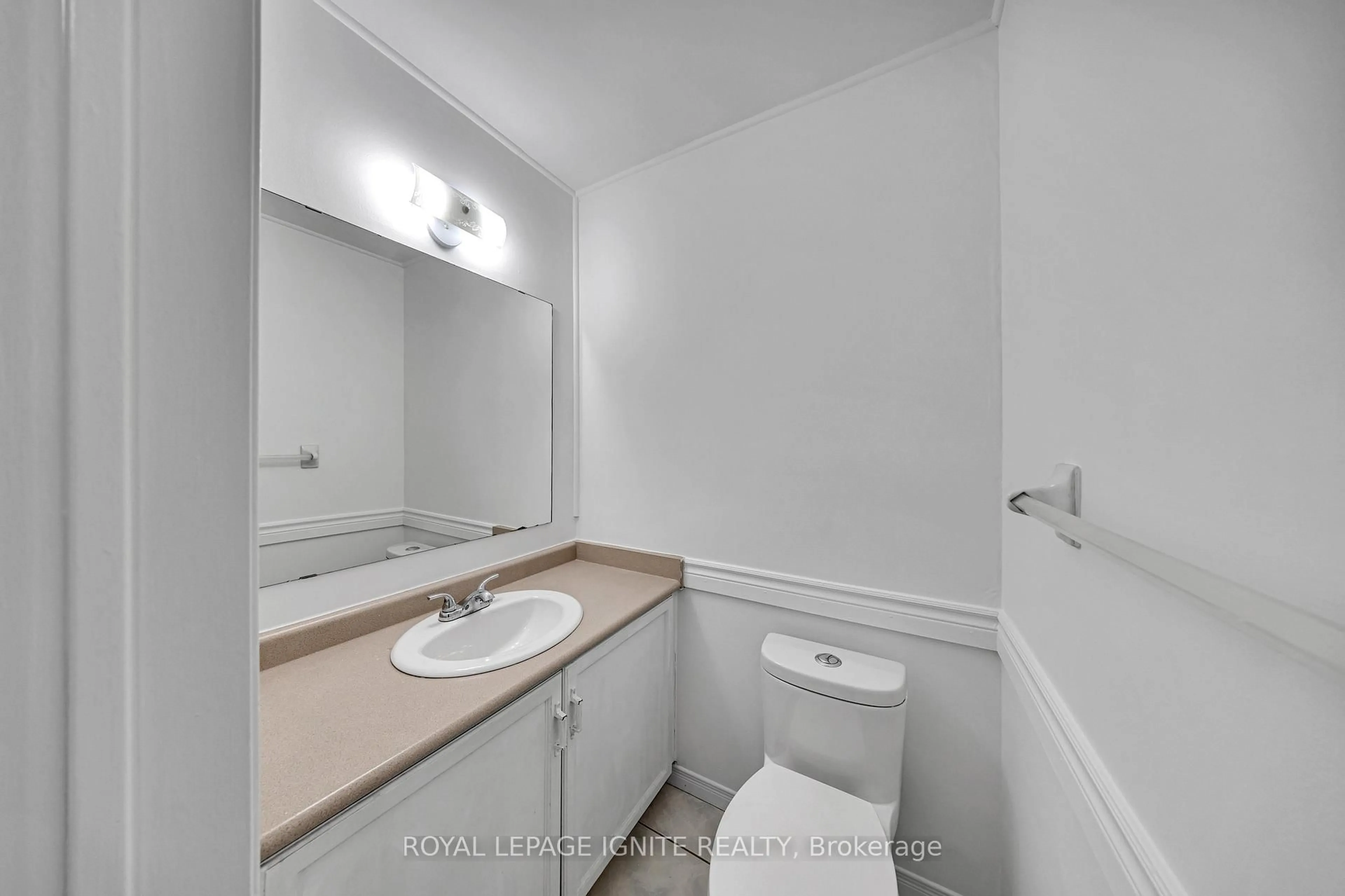 Standard bathroom, unknown for 21 Toba Cres, Brampton Ontario L6Z 4R6