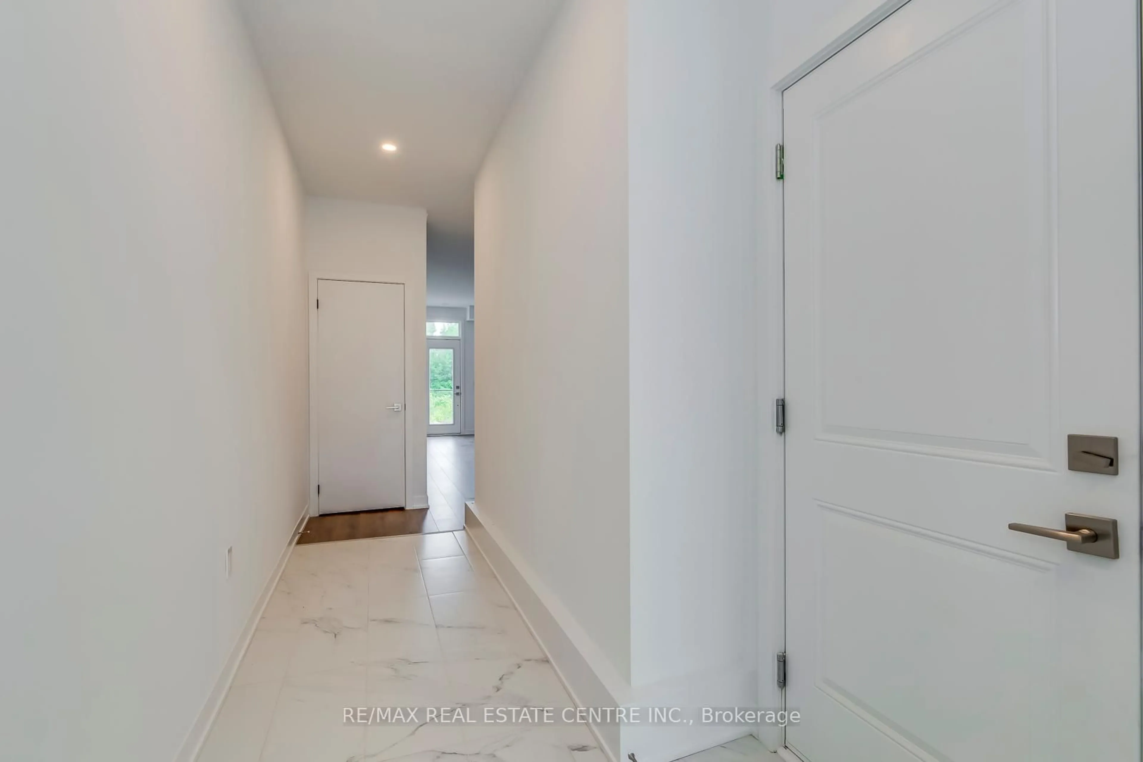 Indoor entryway for 3049 Trailside Dr, Oakville Ontario L6M 5R5