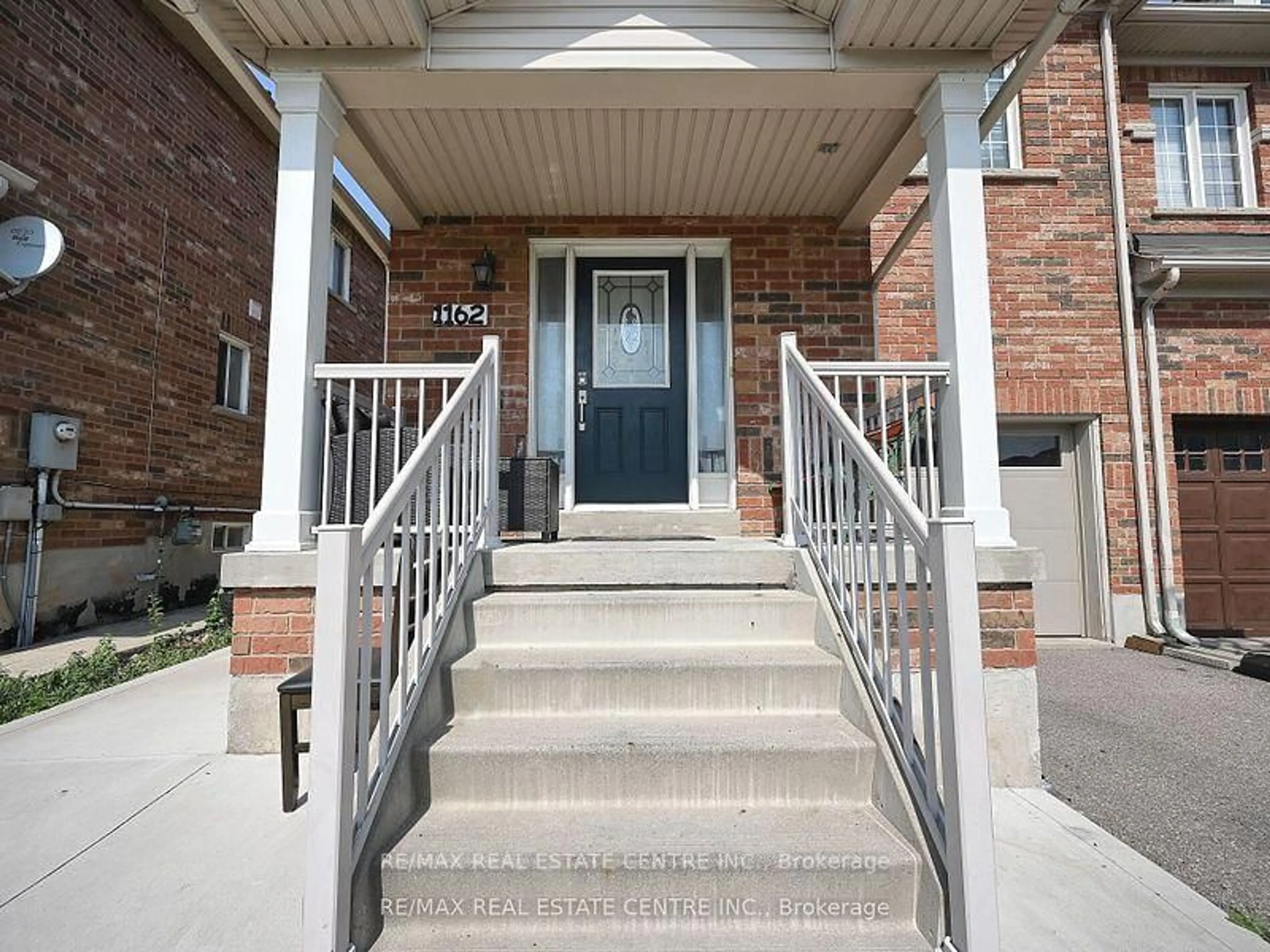 Indoor entryway for 1162 Tupper Dr, Milton Ontario L9T 6T4