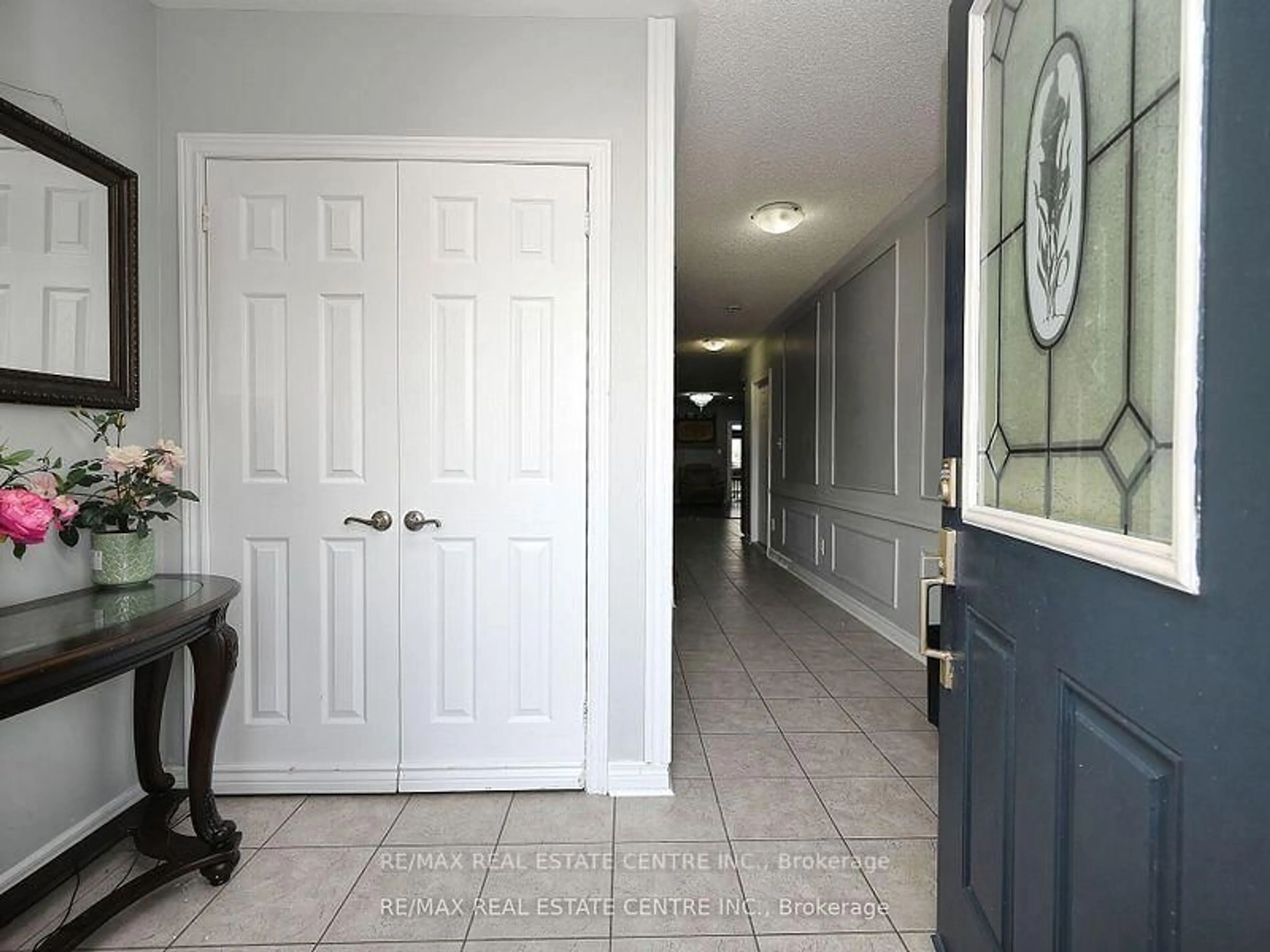 Indoor entryway for 1162 Tupper Dr, Milton Ontario L9T 6T4
