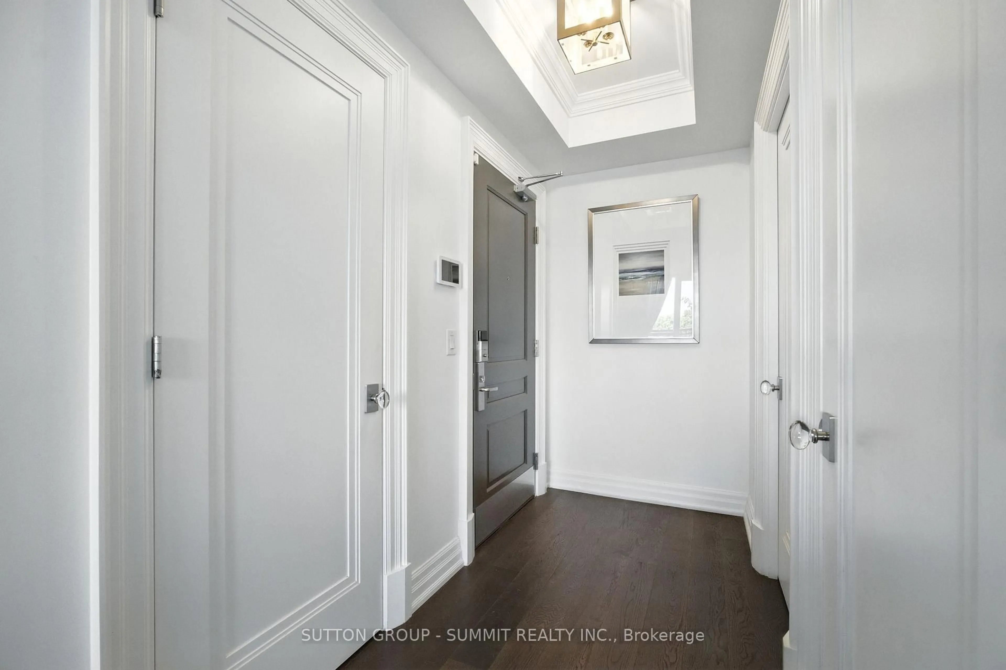 Indoor entryway for 2060 Lakeshore Rd #404, Burlington Ontario L7R 0G2