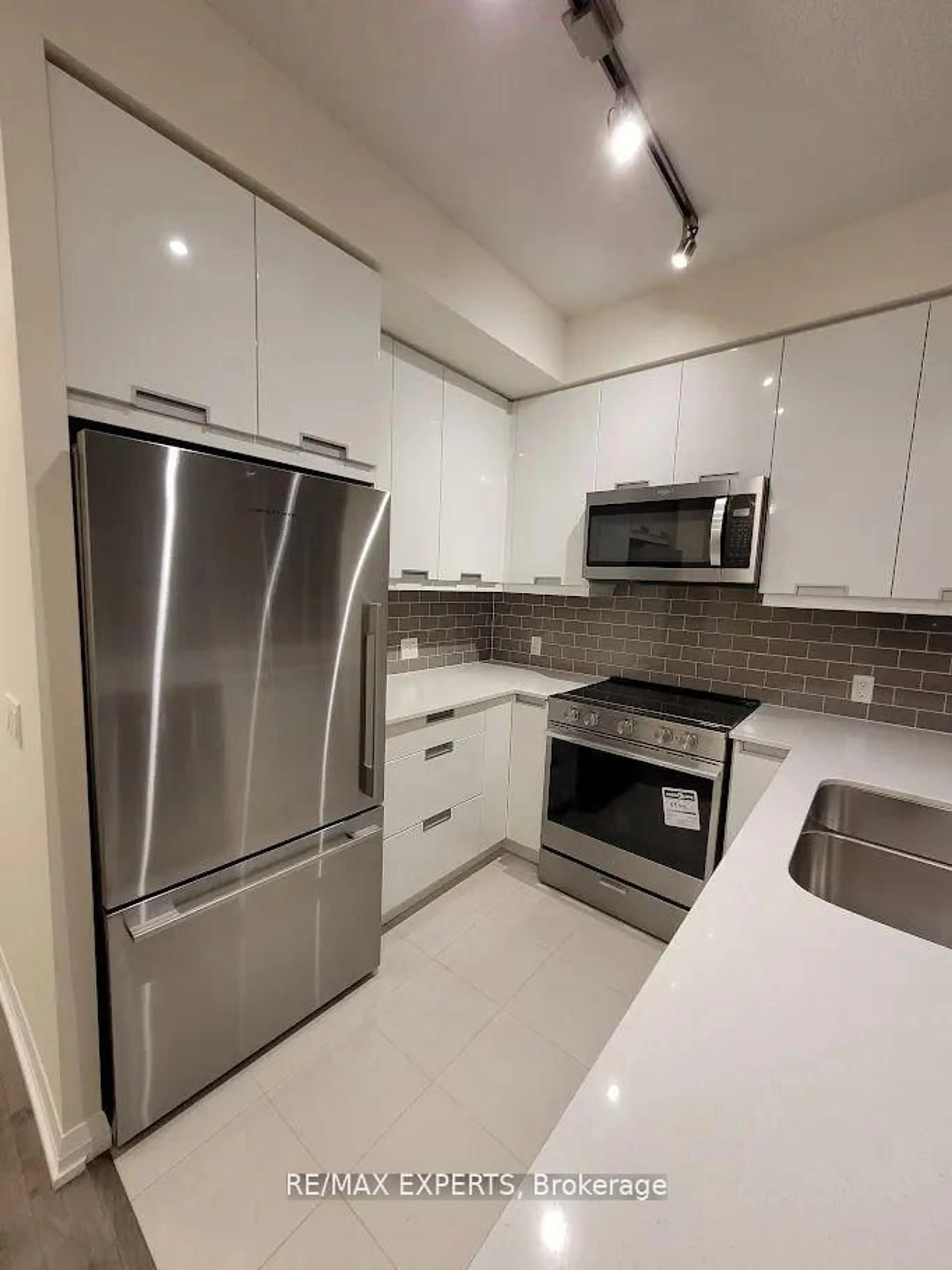 Standard kitchen, unknown for 35 Watergarden Dr #2915, Mississauga Ontario L5R 0G8