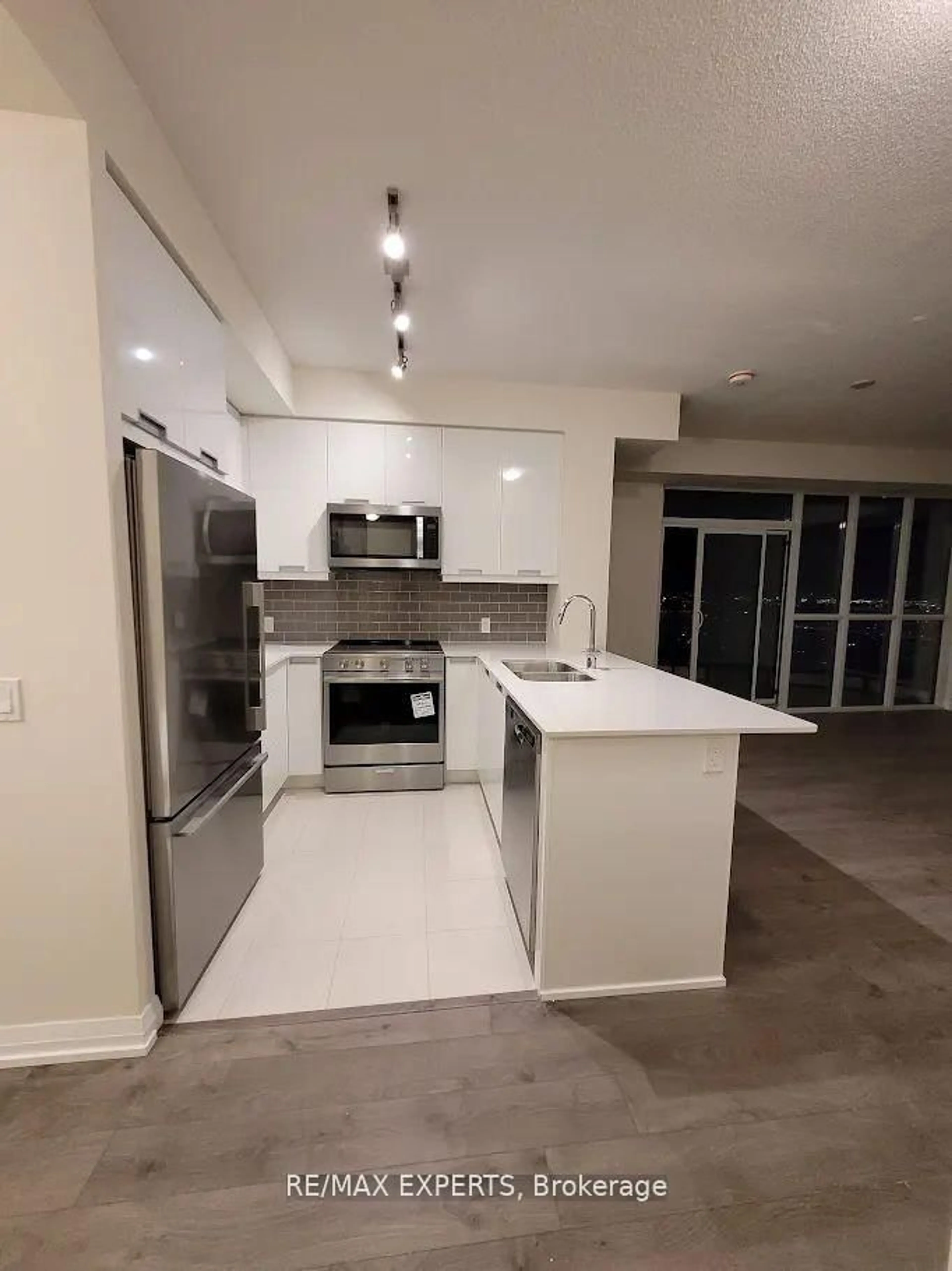 Open concept kitchen, unknown for 35 Watergarden Dr #2915, Mississauga Ontario L5R 0G8