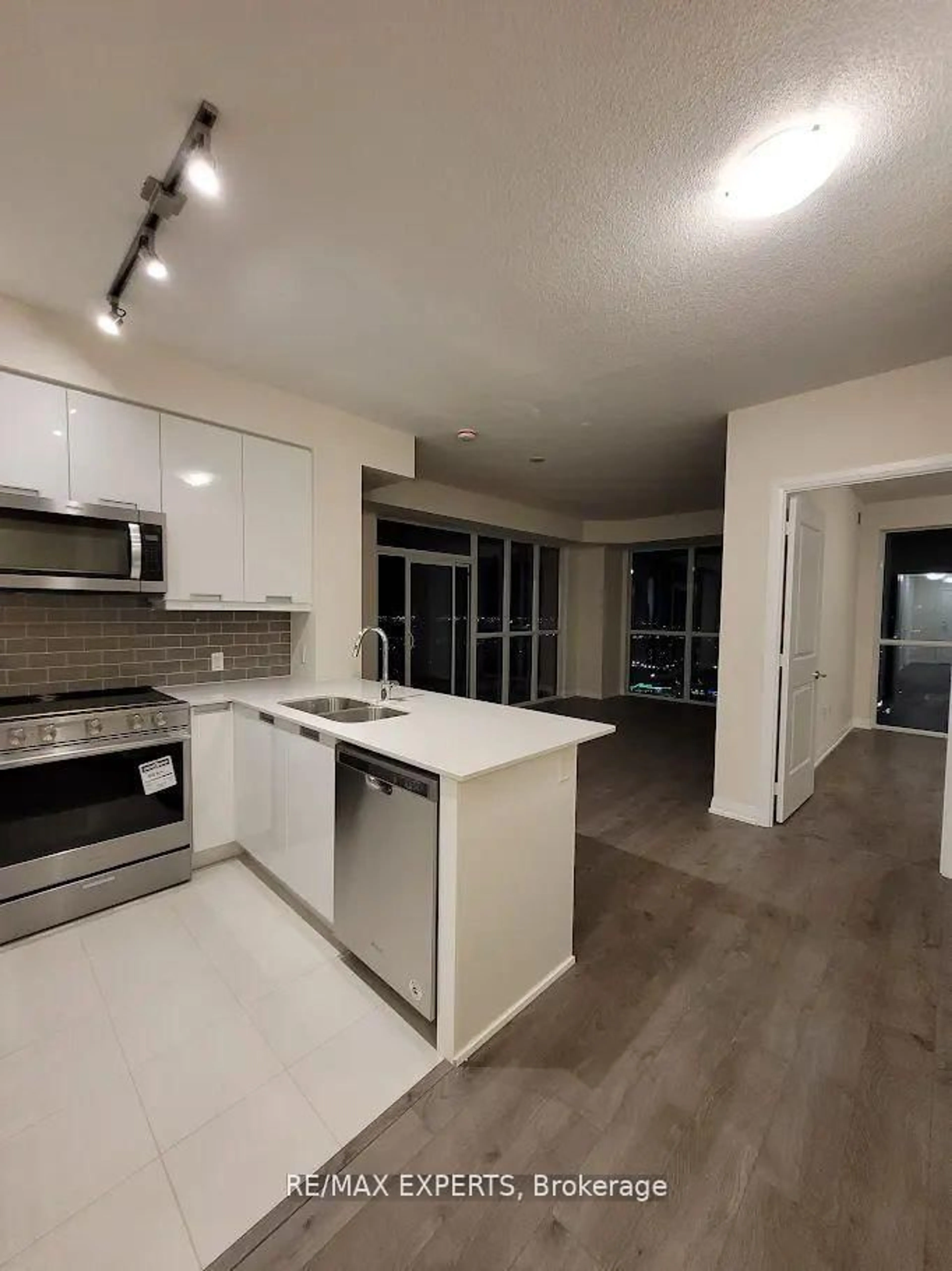Open concept kitchen, unknown for 35 Watergarden Dr #2915, Mississauga Ontario L5R 0G8