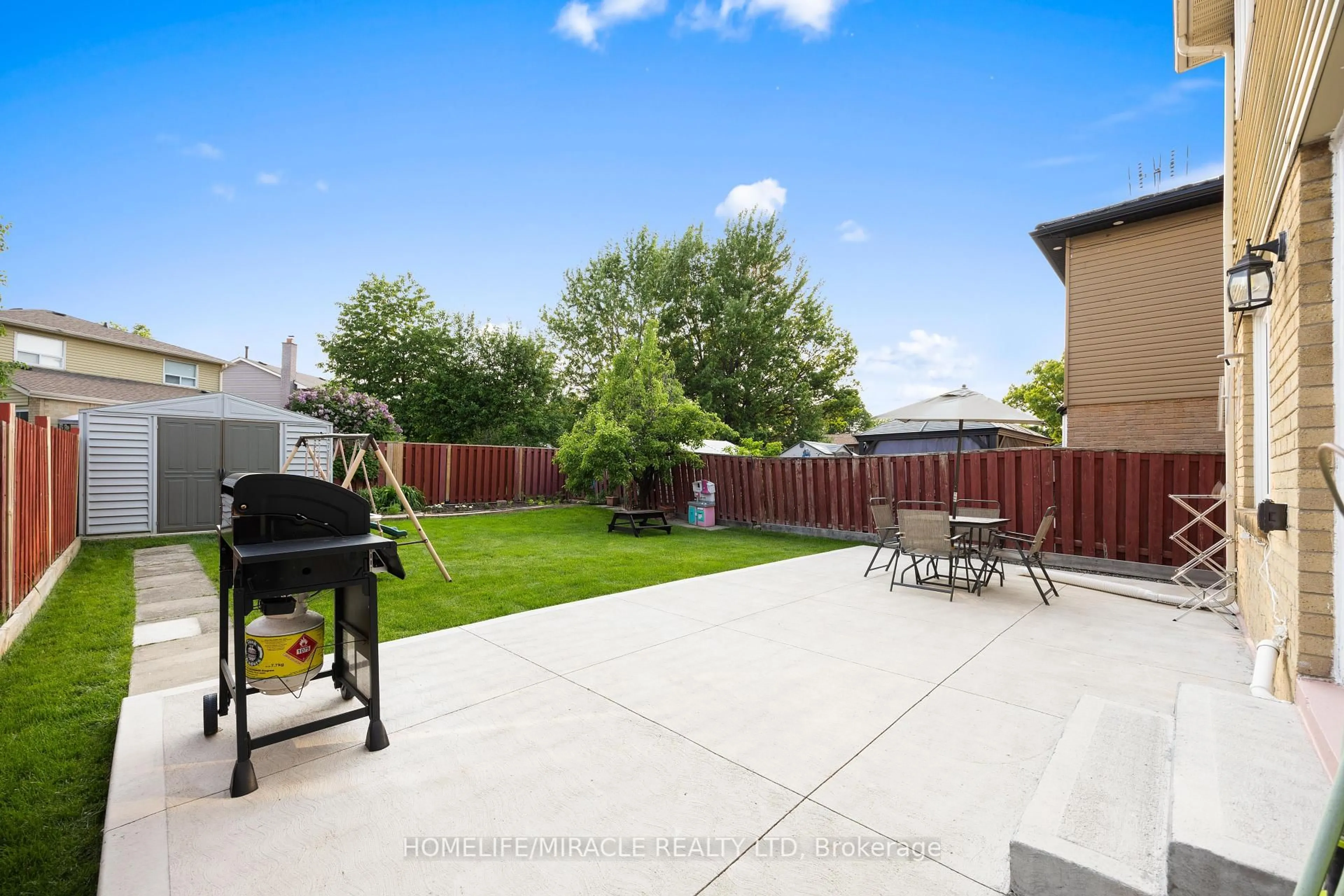 Patio, street for 21 Folkstone Cres, Brampton Ontario L6T 3M4