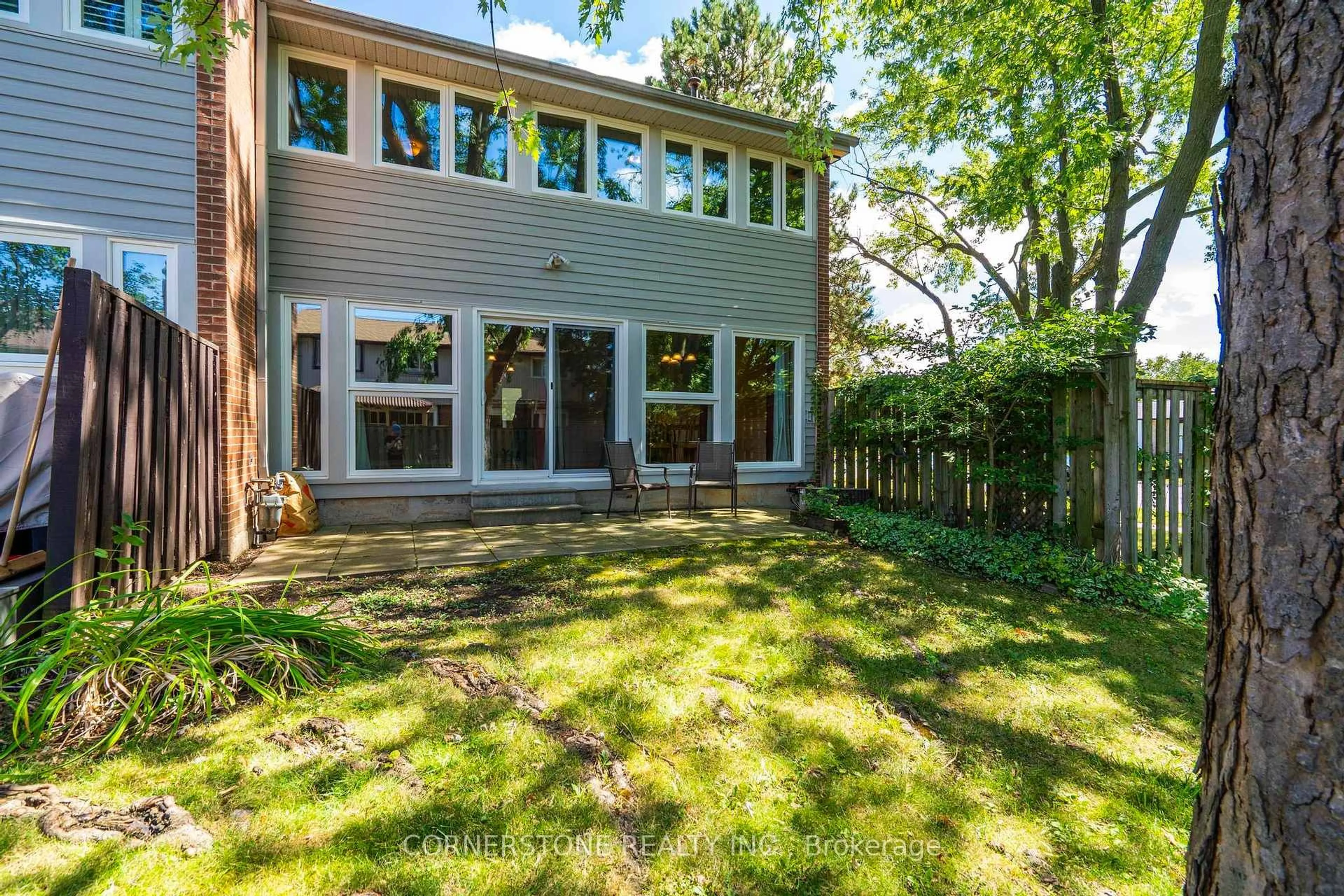 Patio, unknown for 2881 Windwood Dr #1, Mississauga Ontario L5N 2K9