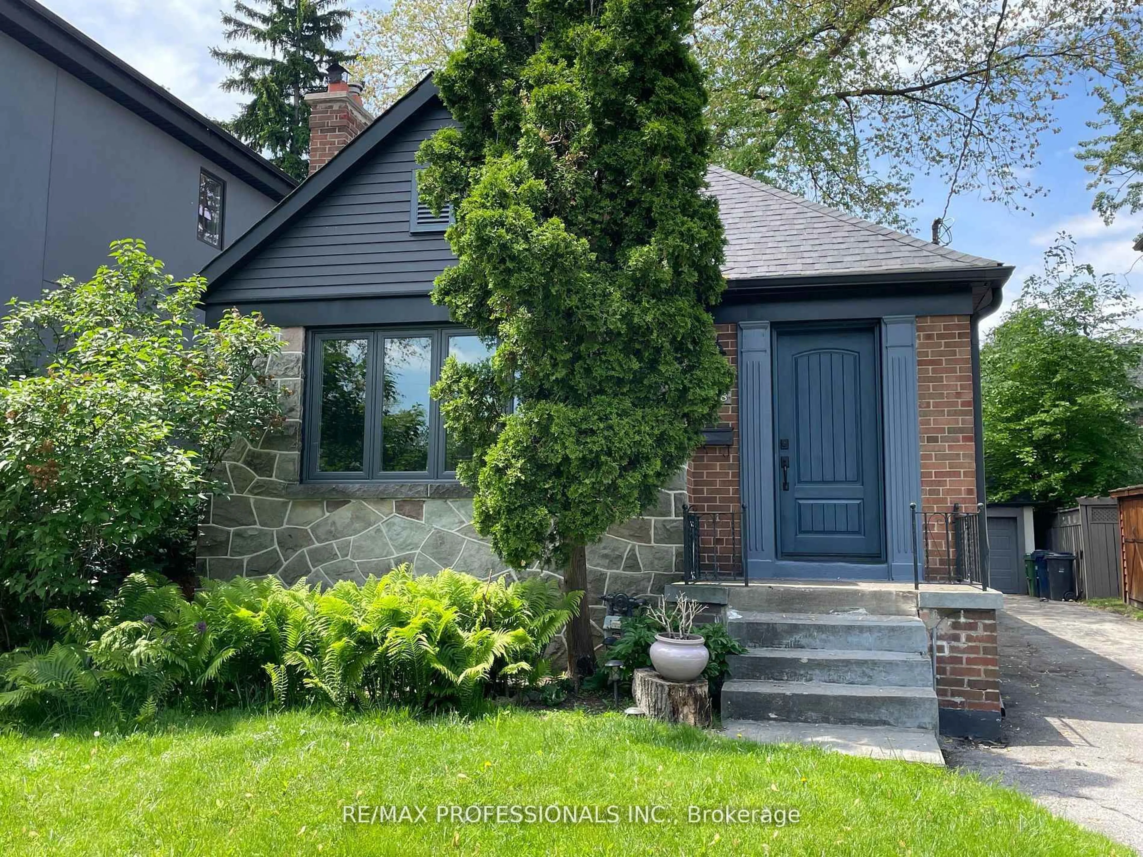 Home with brick exterior material, street for 168 The Kingsway, Toronto Ontario M8X 2V6