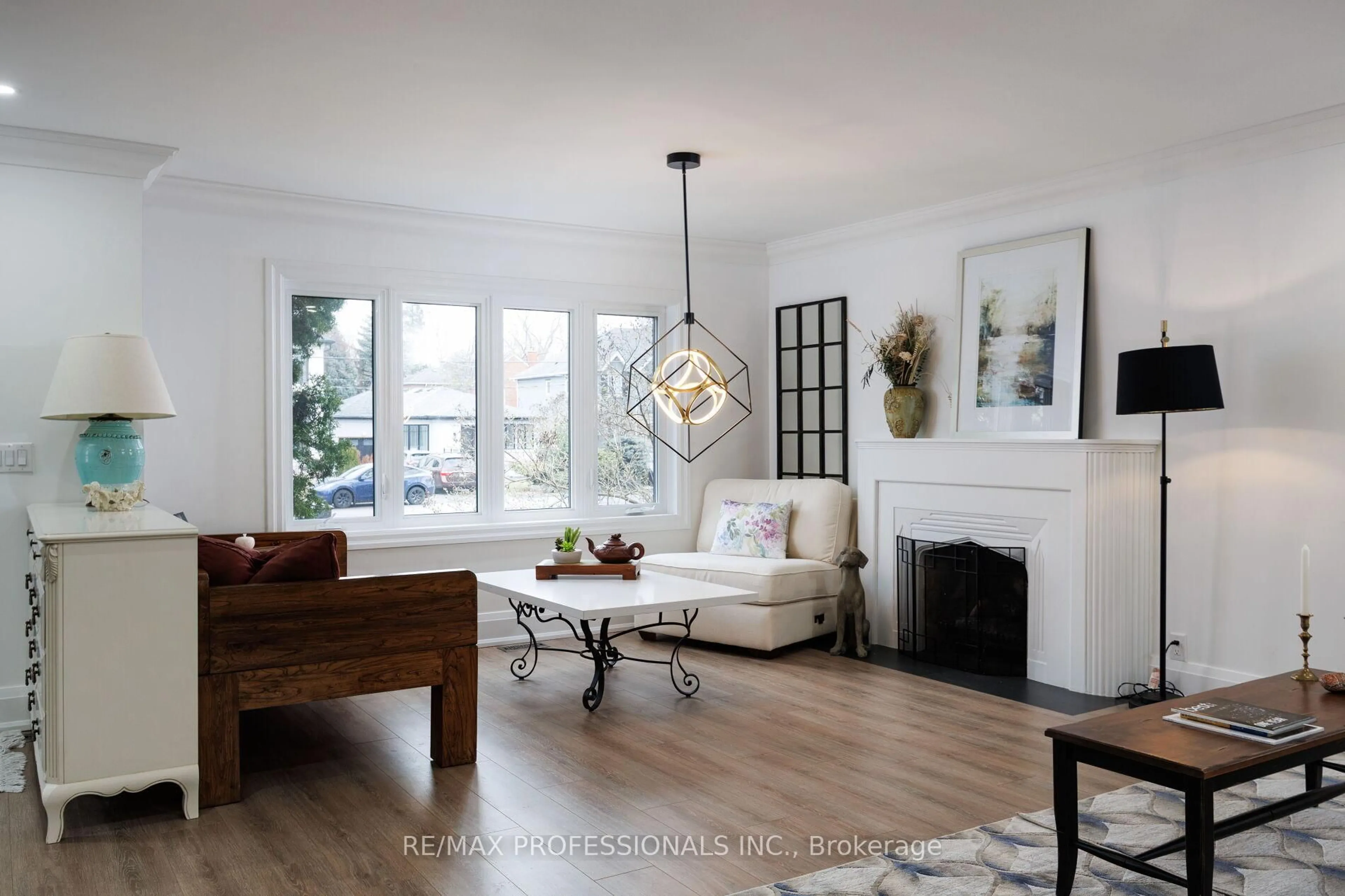 Living room with furniture, wood/laminate floor for 168 The Kingsway, Toronto Ontario M8X 2V6