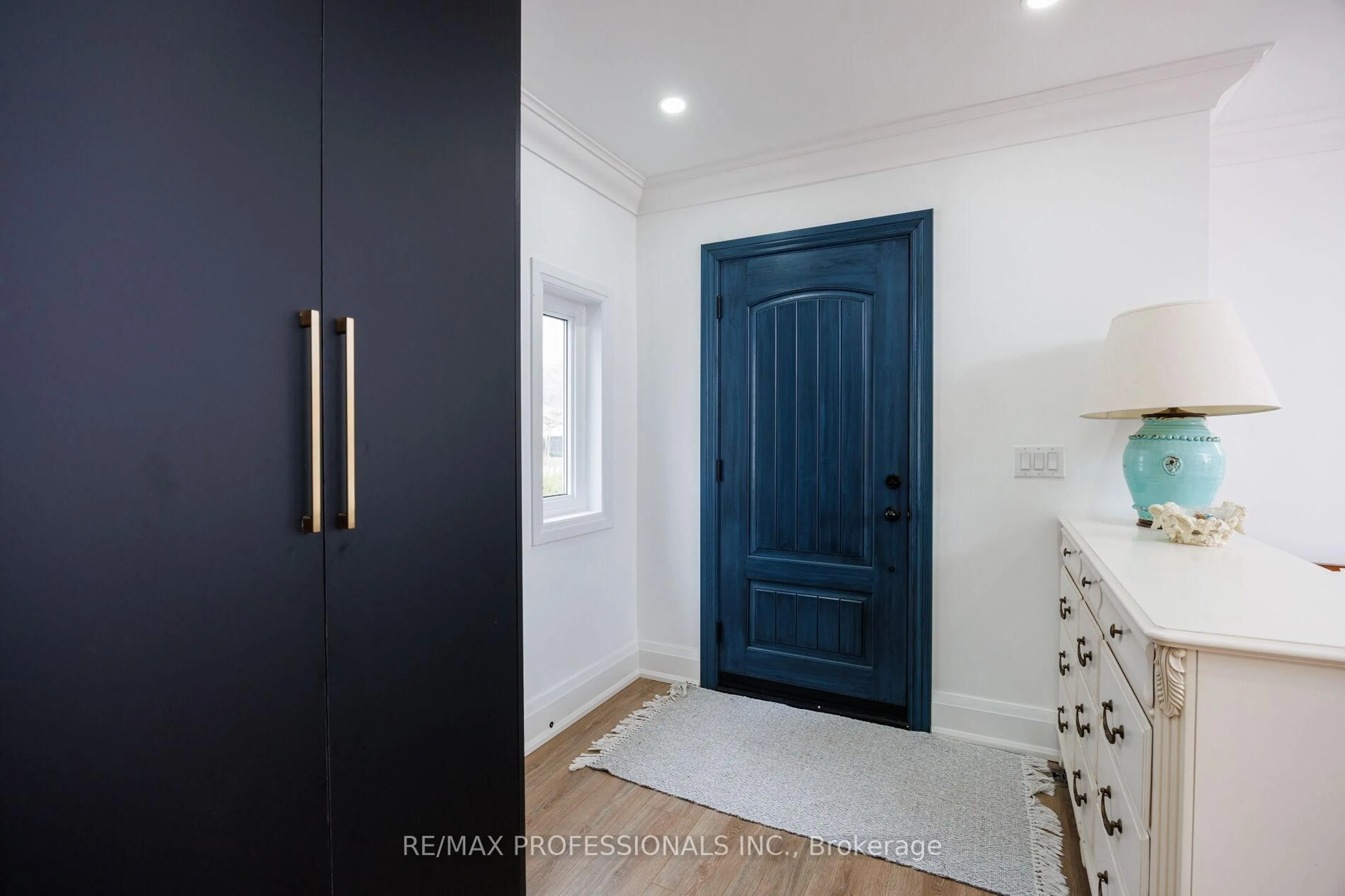 Indoor entryway for 168 The Kingsway, Toronto Ontario M8X 2V6
