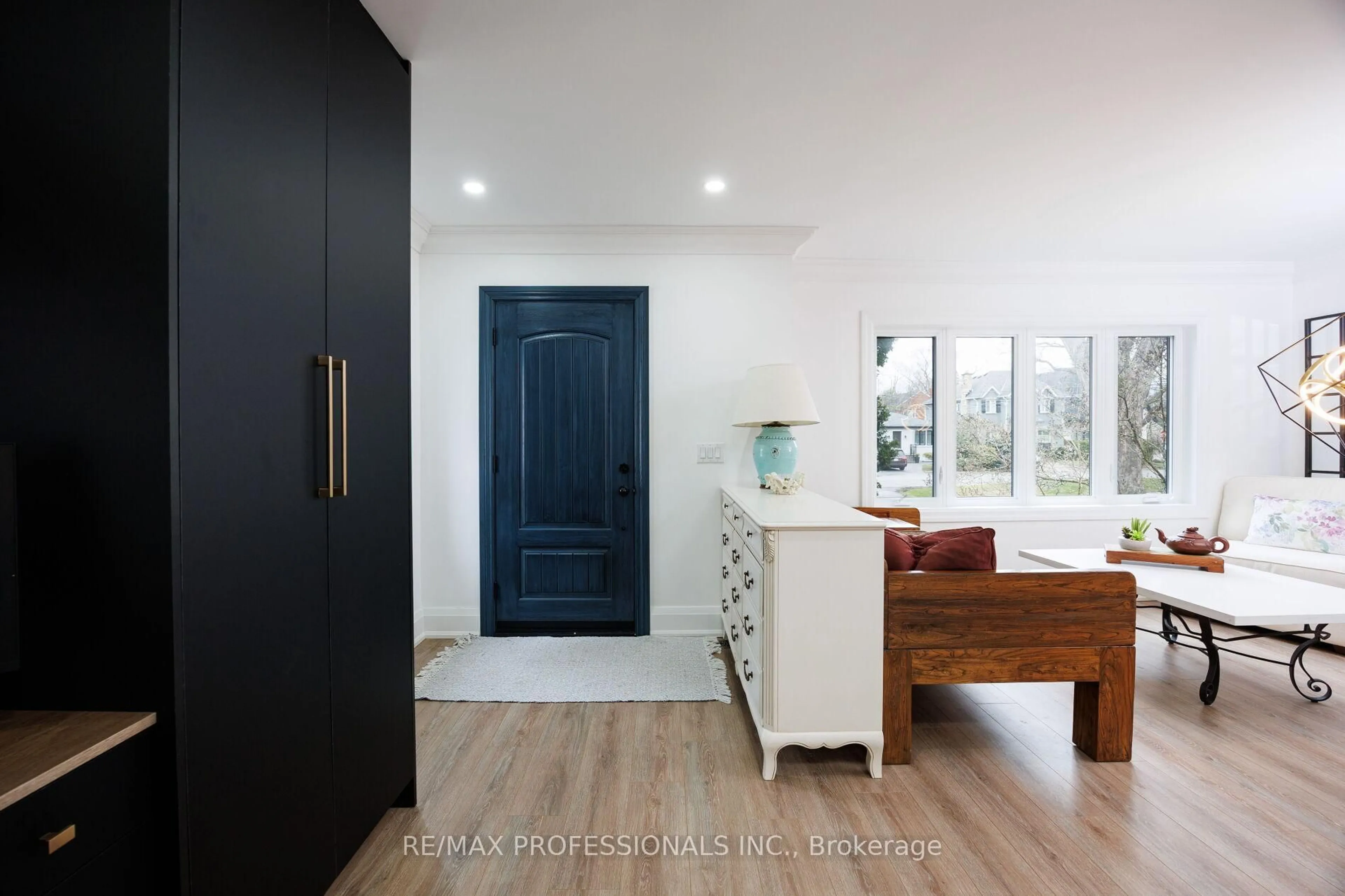 Indoor entryway for 168 The Kingsway, Toronto Ontario M8X 2V6