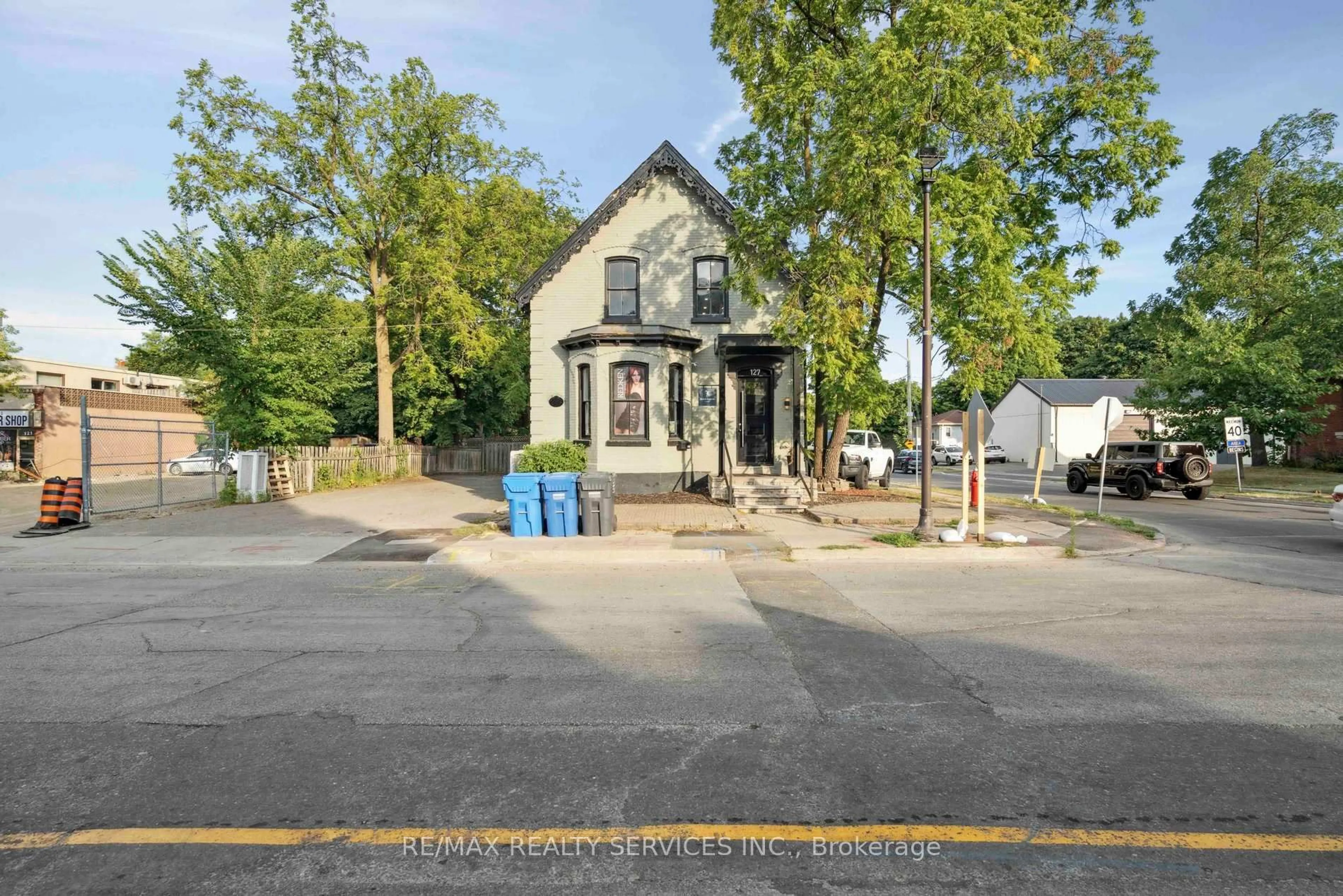Unknown for 127 Queen St, Brampton Ontario L6Y 1M3