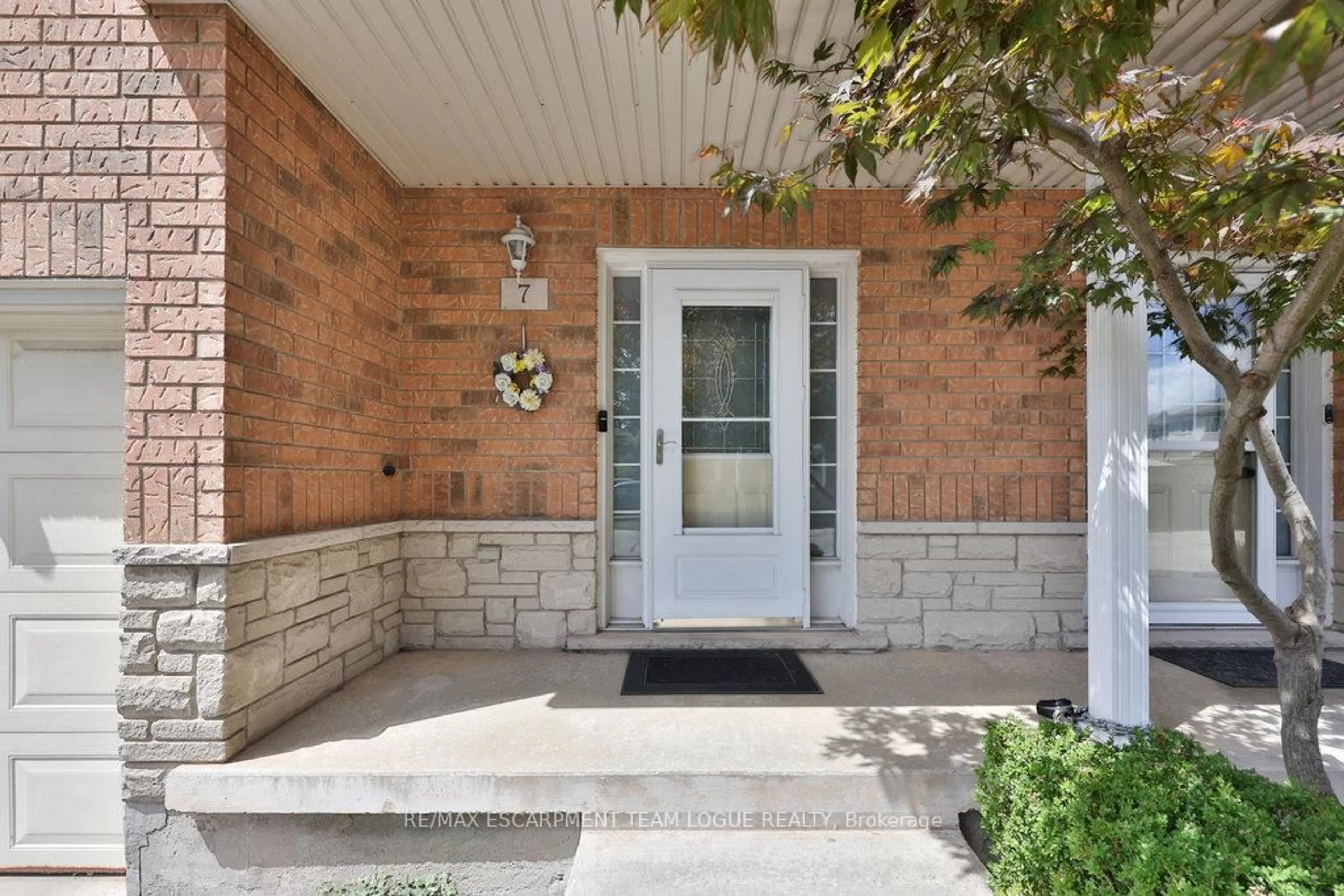 Indoor entryway for 2229 WALKERS Line #7, Burlington Ontario L7M 4X4