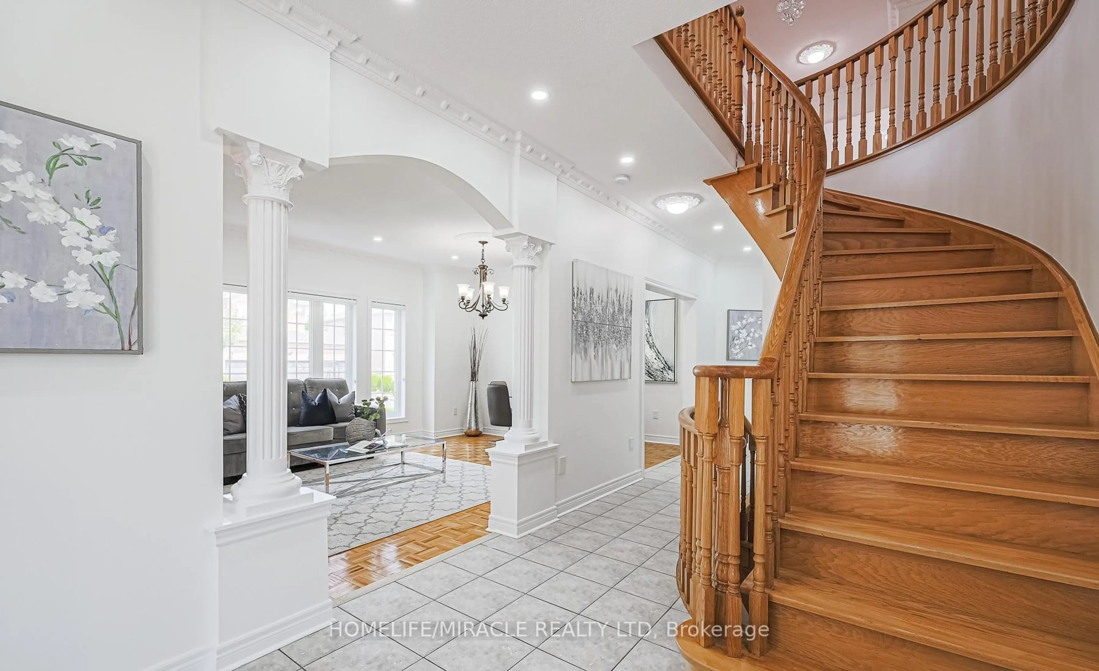 Indoor foyer for 185 Mountainash Rd, Brampton Ontario L6R 3G8