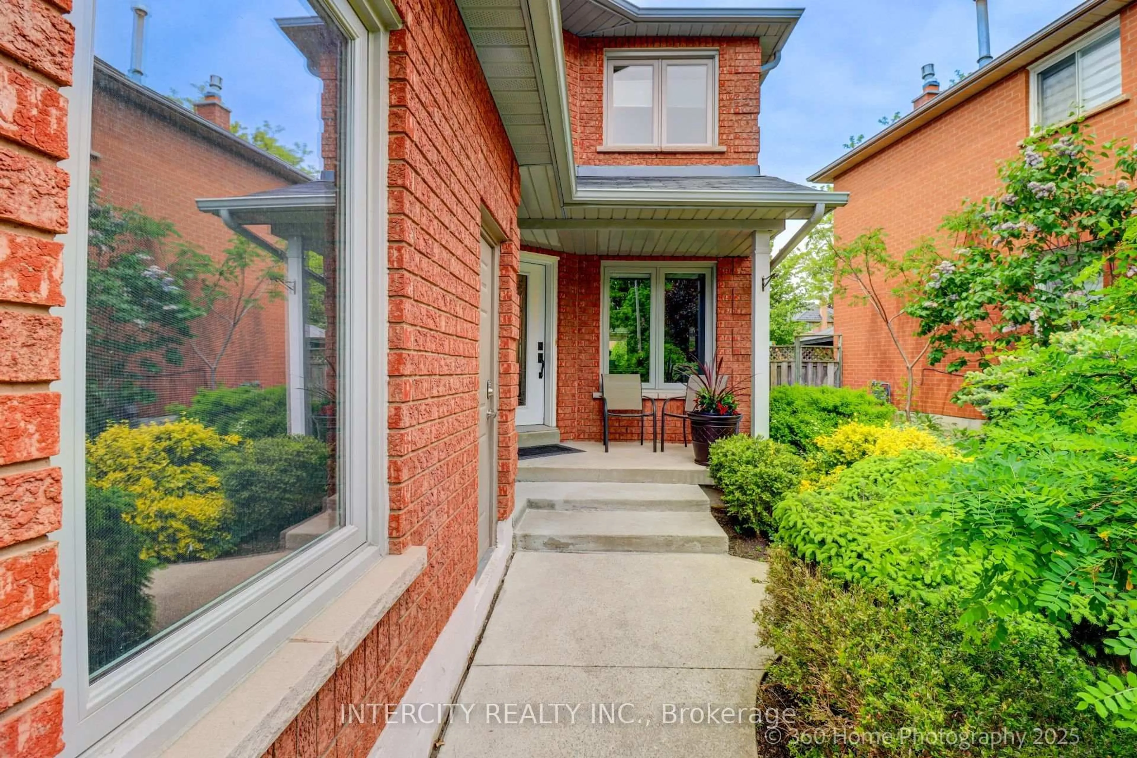 Home with brick exterior material, street for 539 Langport Crt, Mississauga Ontario L5R 3M5
