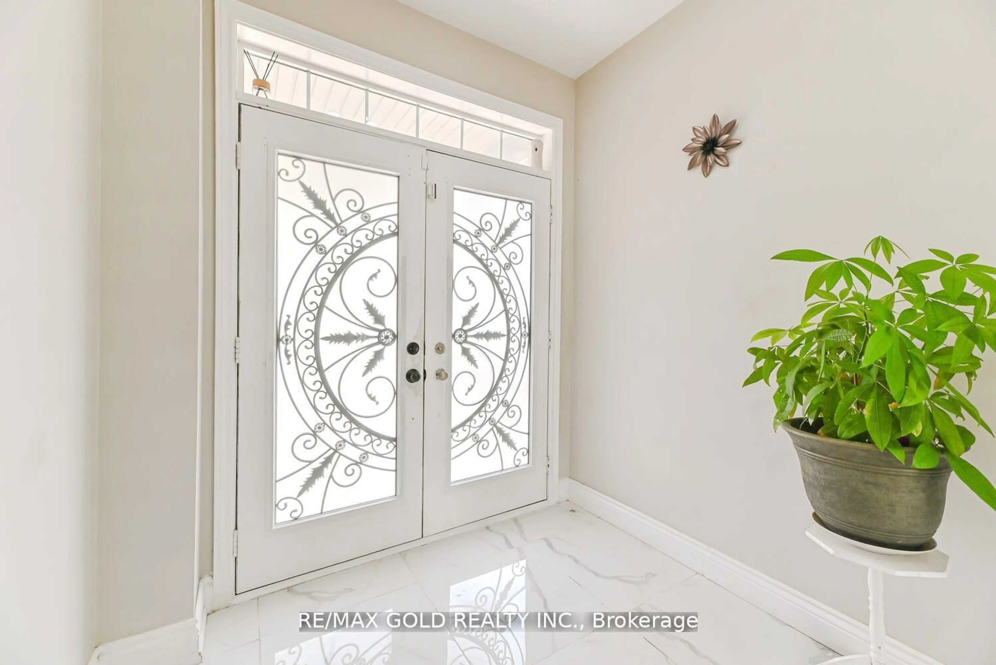 Indoor entryway for 21 Sunnyvale Gate, Brampton Ontario L6S 6J3
