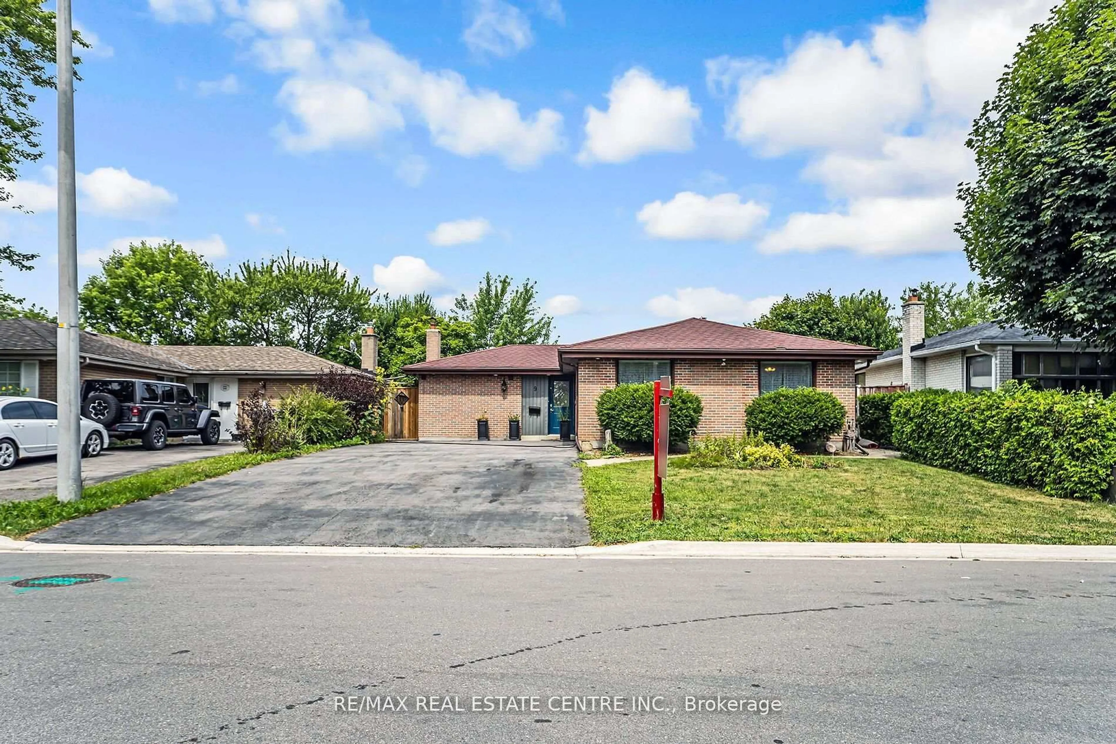 A pic from outside/outdoor area/front of a property/back of a property/a pic from drone, street for 9 Watson Cres, Brampton Ontario L6W 1E5