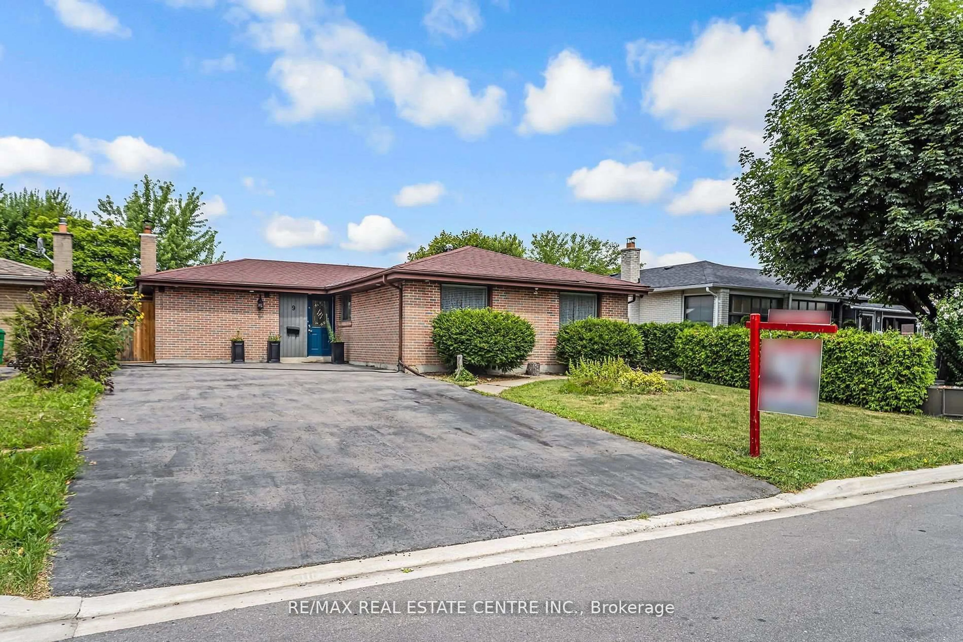 A pic from outside/outdoor area/front of a property/back of a property/a pic from drone, street for 9 Watson Cres, Brampton Ontario L6W 1E5