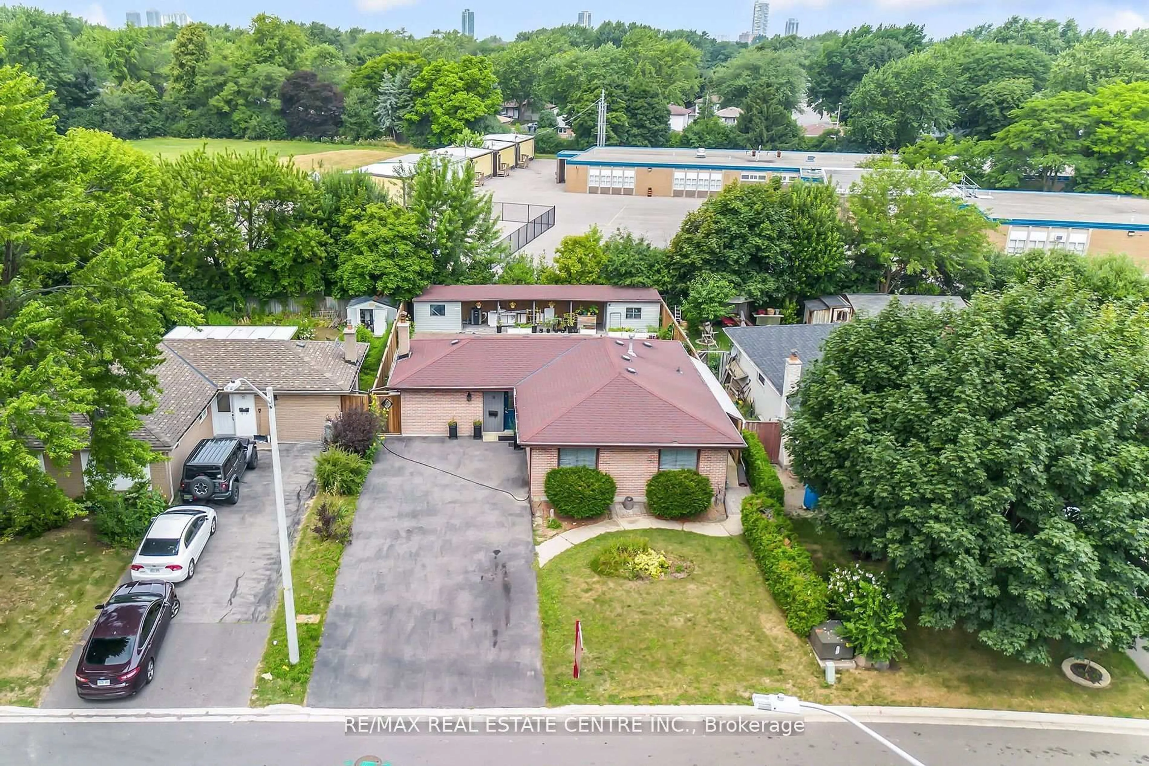 A pic from outside/outdoor area/front of a property/back of a property/a pic from drone, street for 9 Watson Cres, Brampton Ontario L6W 1E5
